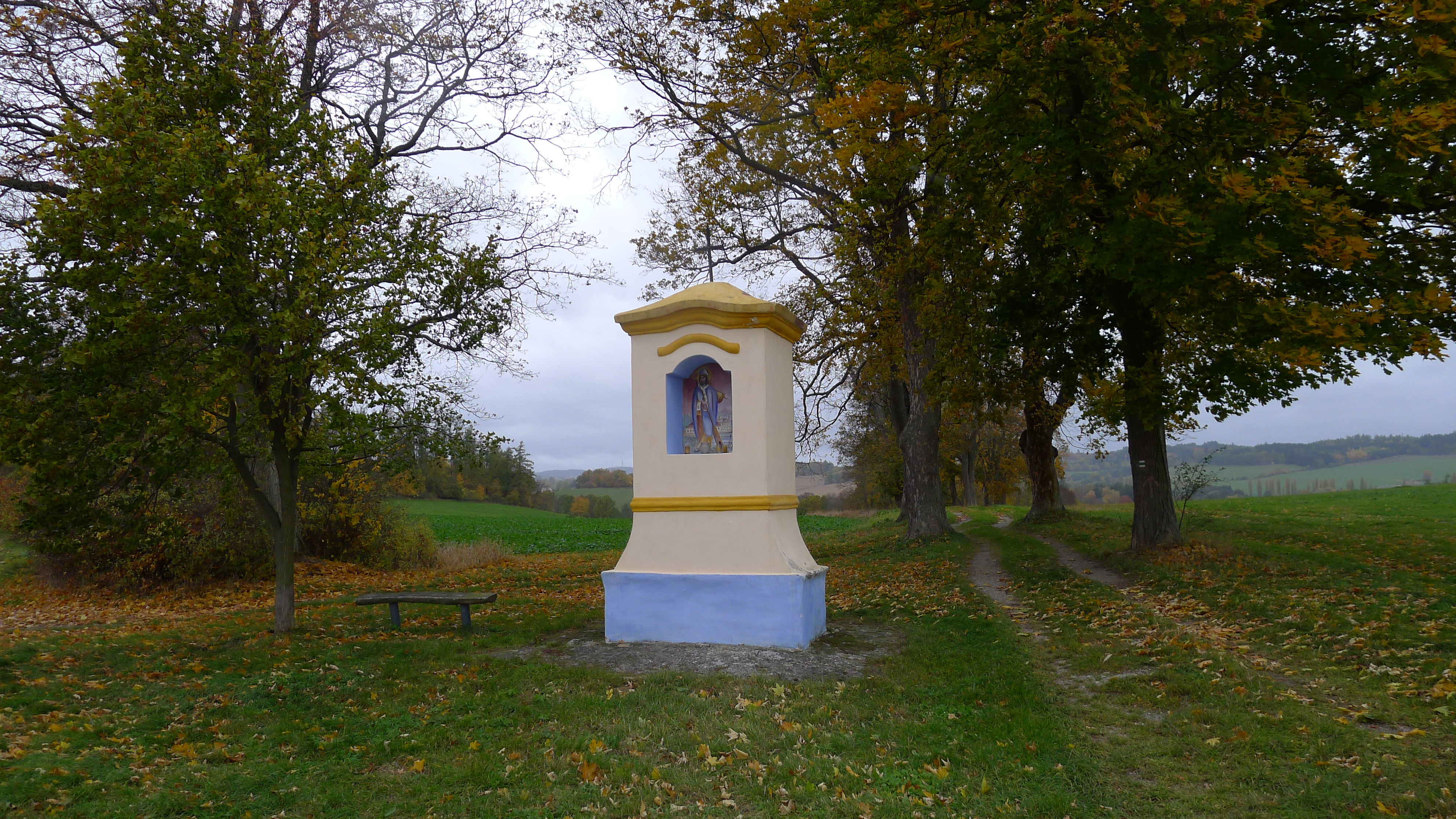 výklenková kaple u cesty mezi Odlochovicemi a Šlapánovem