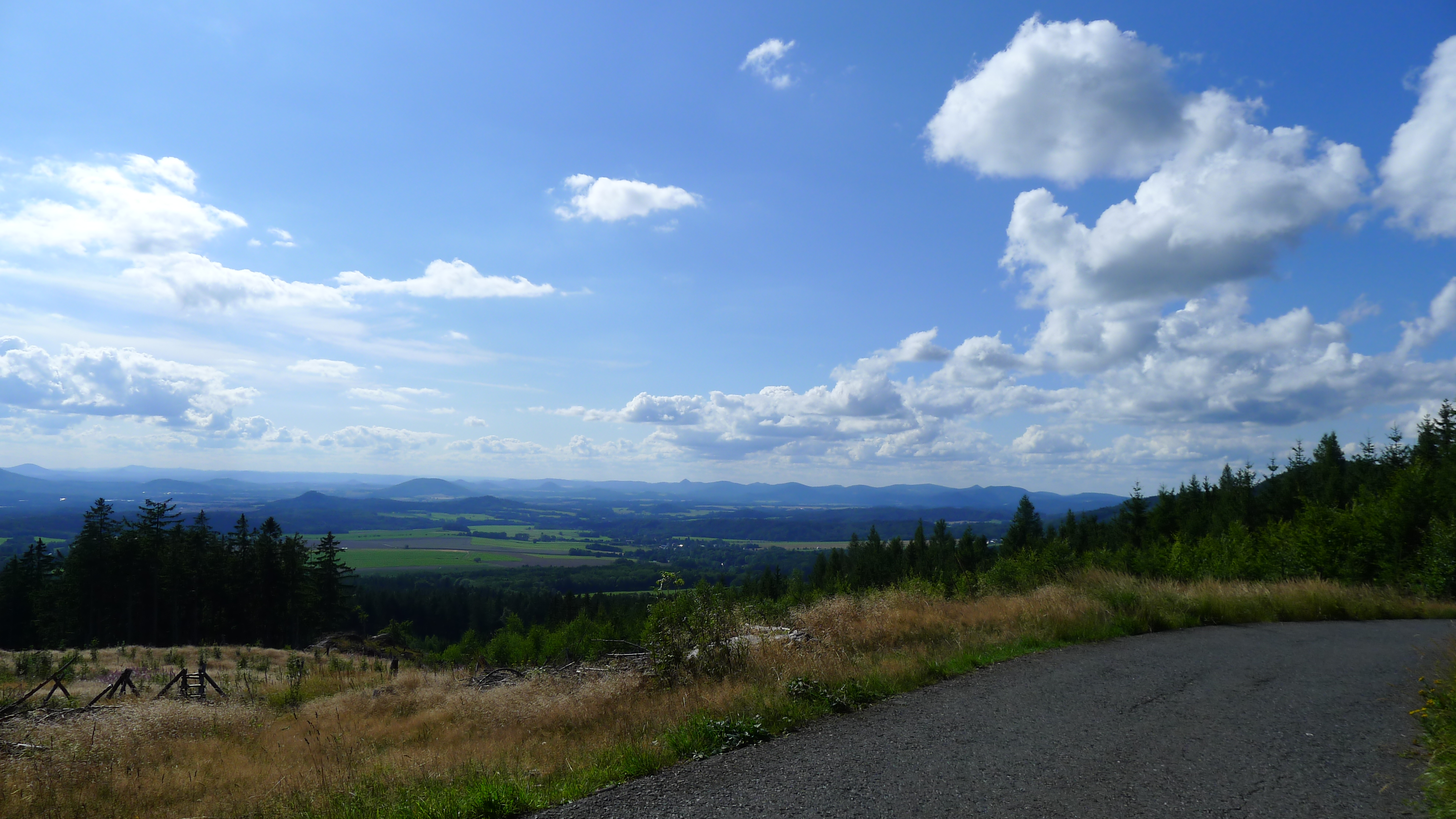 výhled z Dělané cesty nedaleko pramene Horní Ploučnice