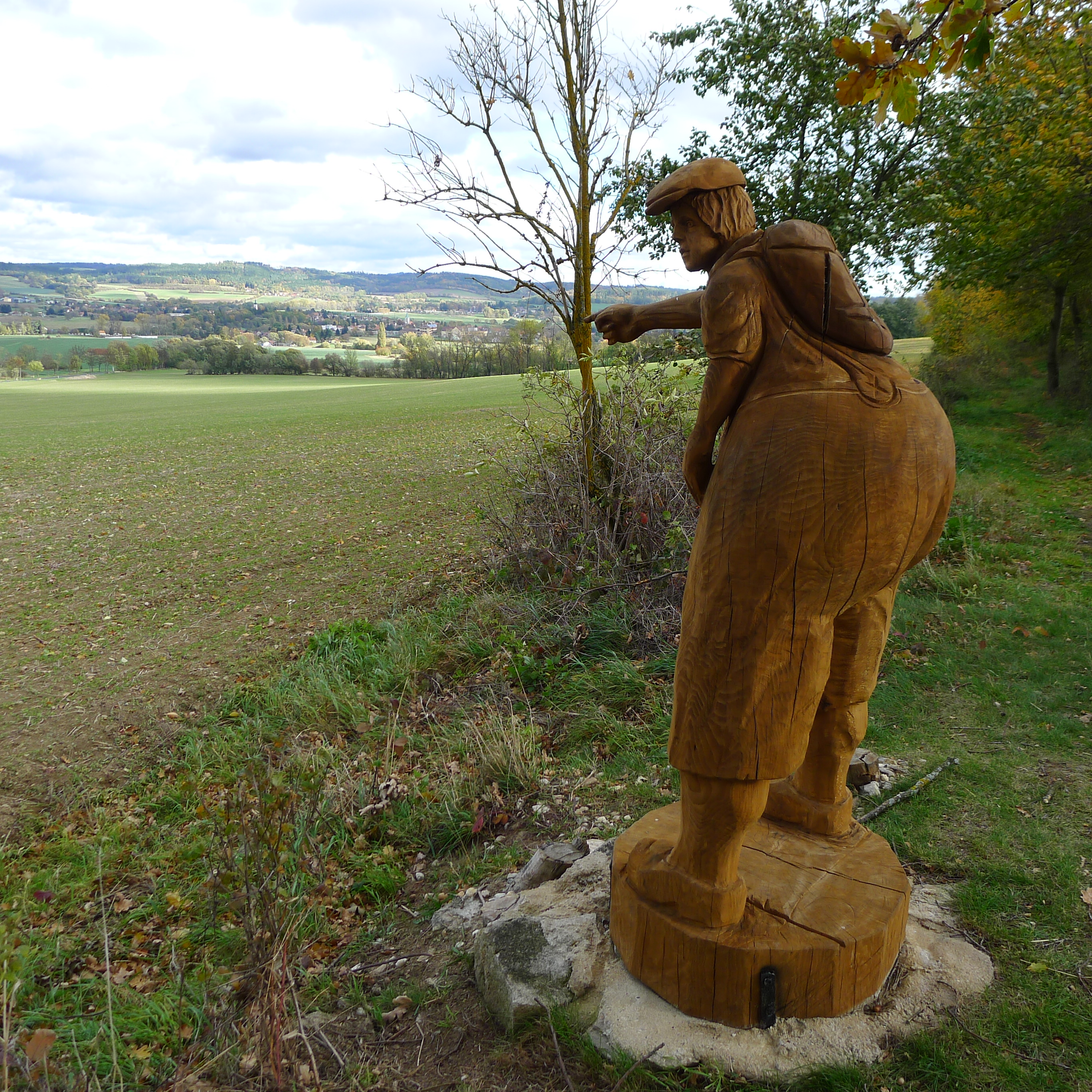 dřevěná socha poutníka při cestě do Prčice