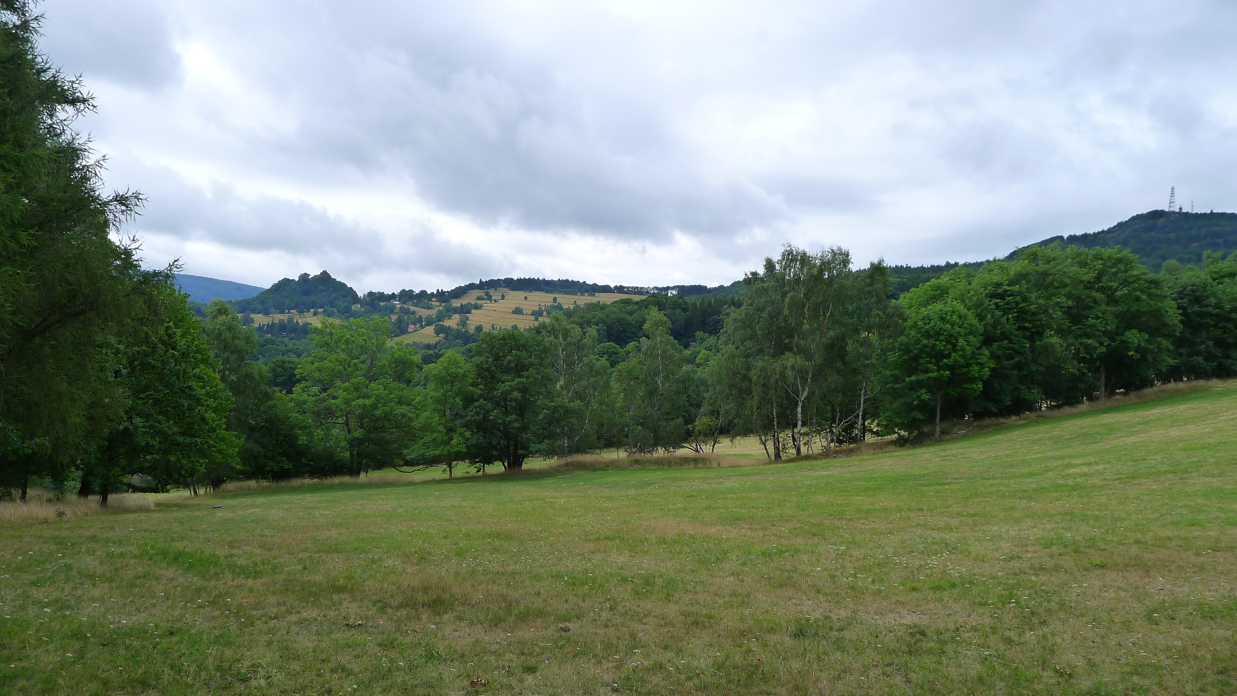 vlevo Tolštejn, vpravo Jedlová