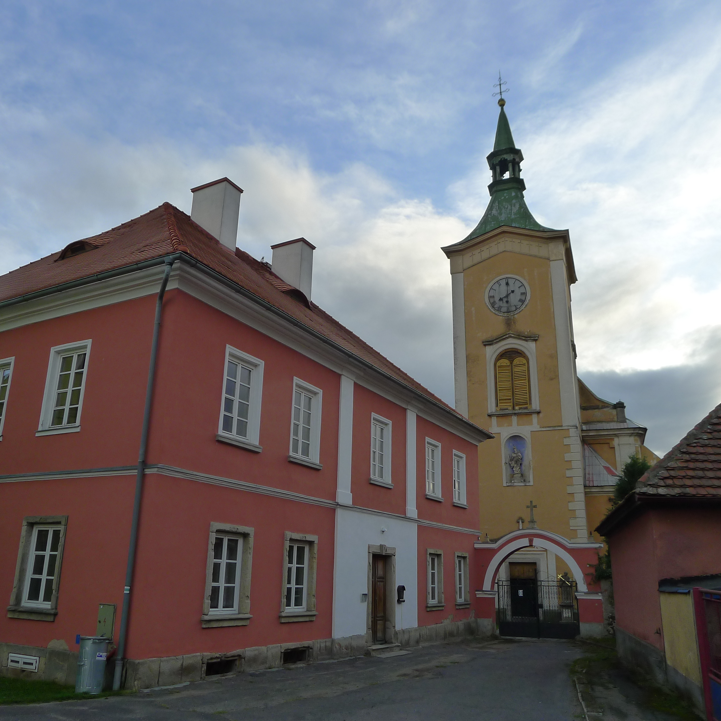 Kravaře - fara a kostel Narození Panny Marie