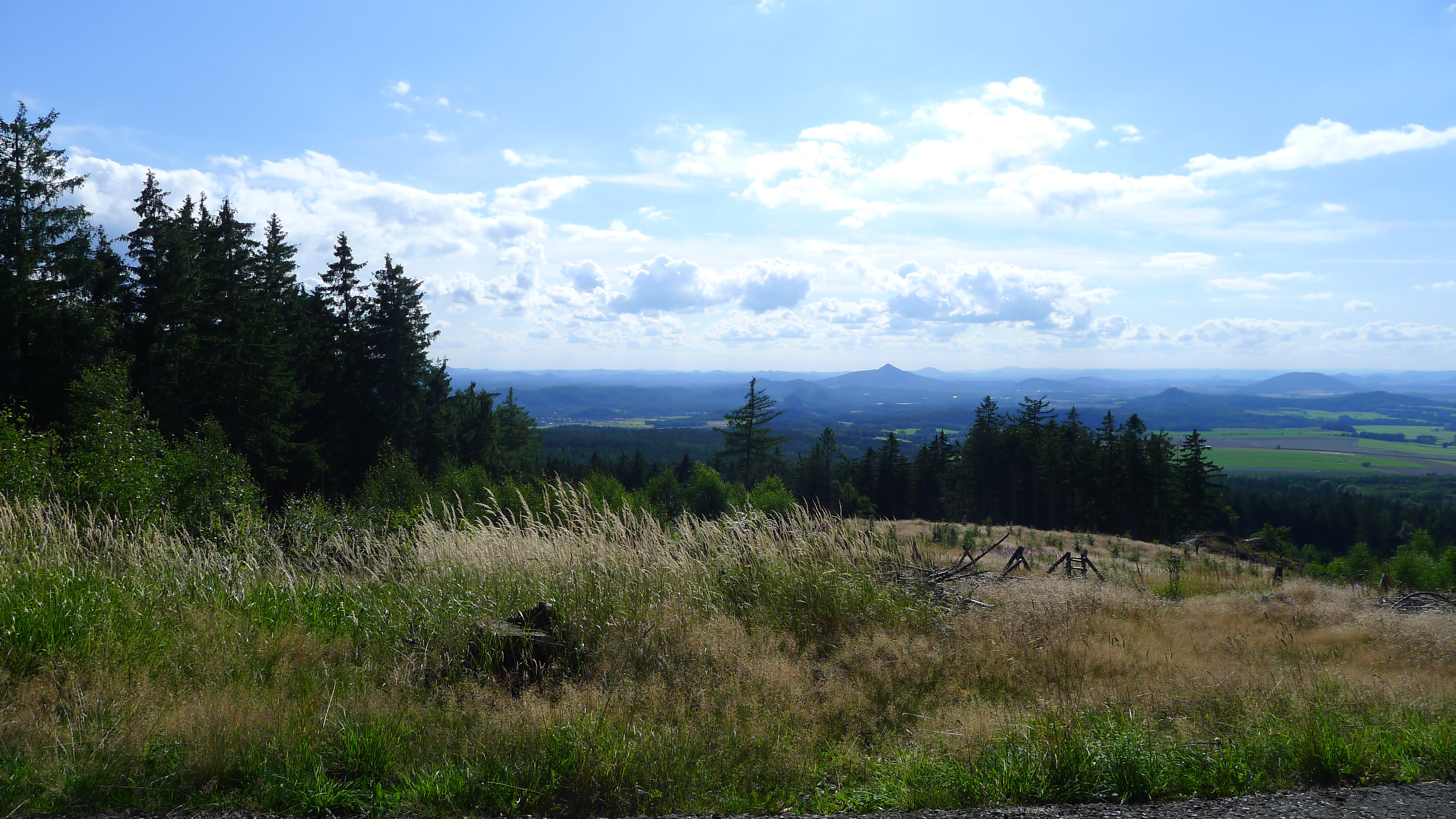 výhled z Dělané cesty nedaleko pramene Horní Ploučnice