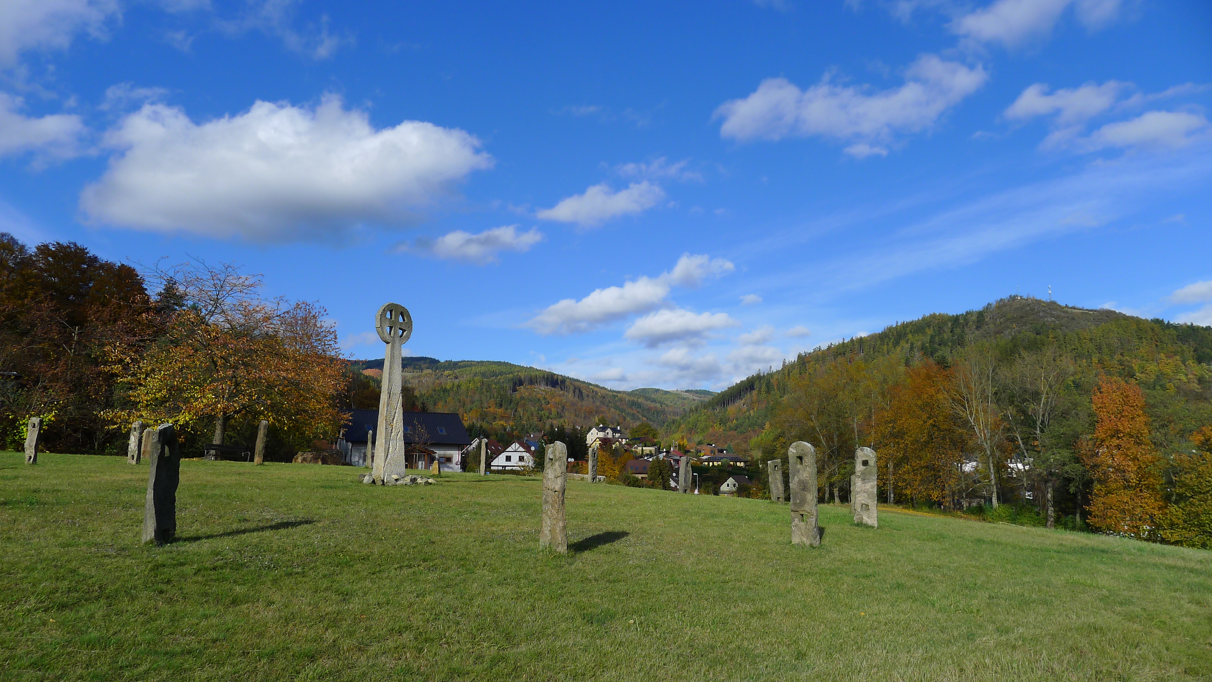 Pomník zaniklých obcí v Perštejně