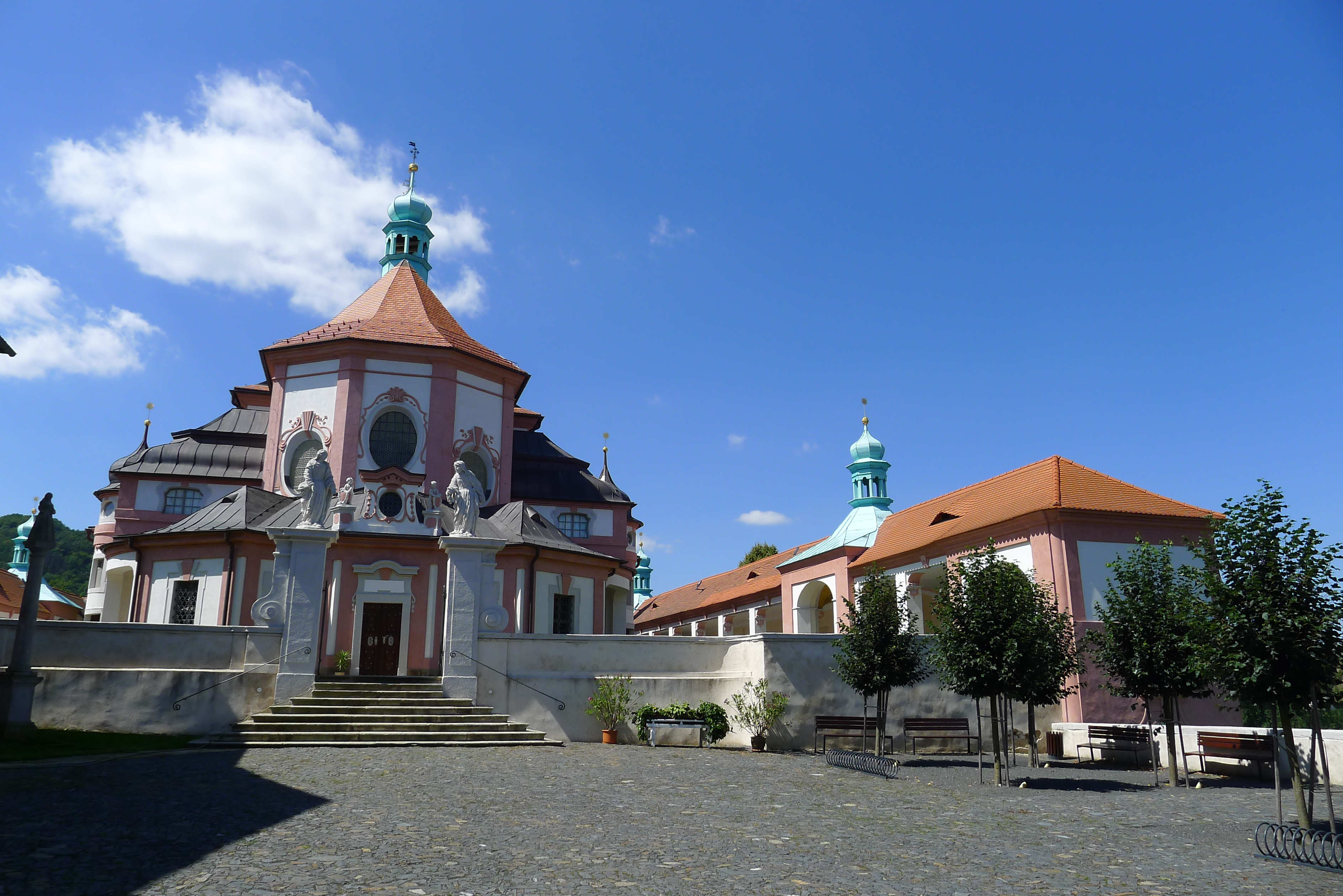 poutní areál s kostelem Navštívení Panny Marie v Horní Polici