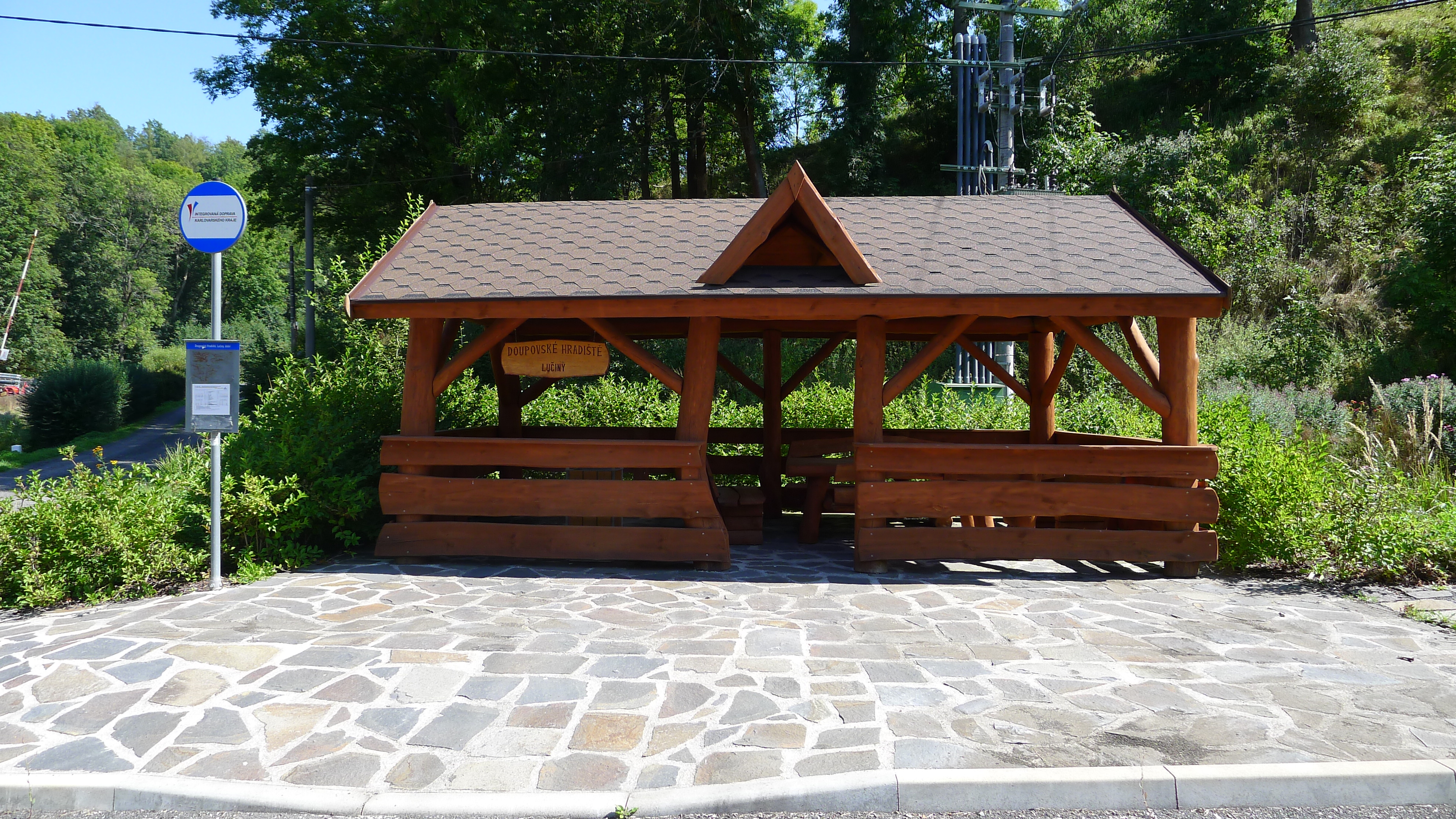 autobusová zastávka v Lučinách