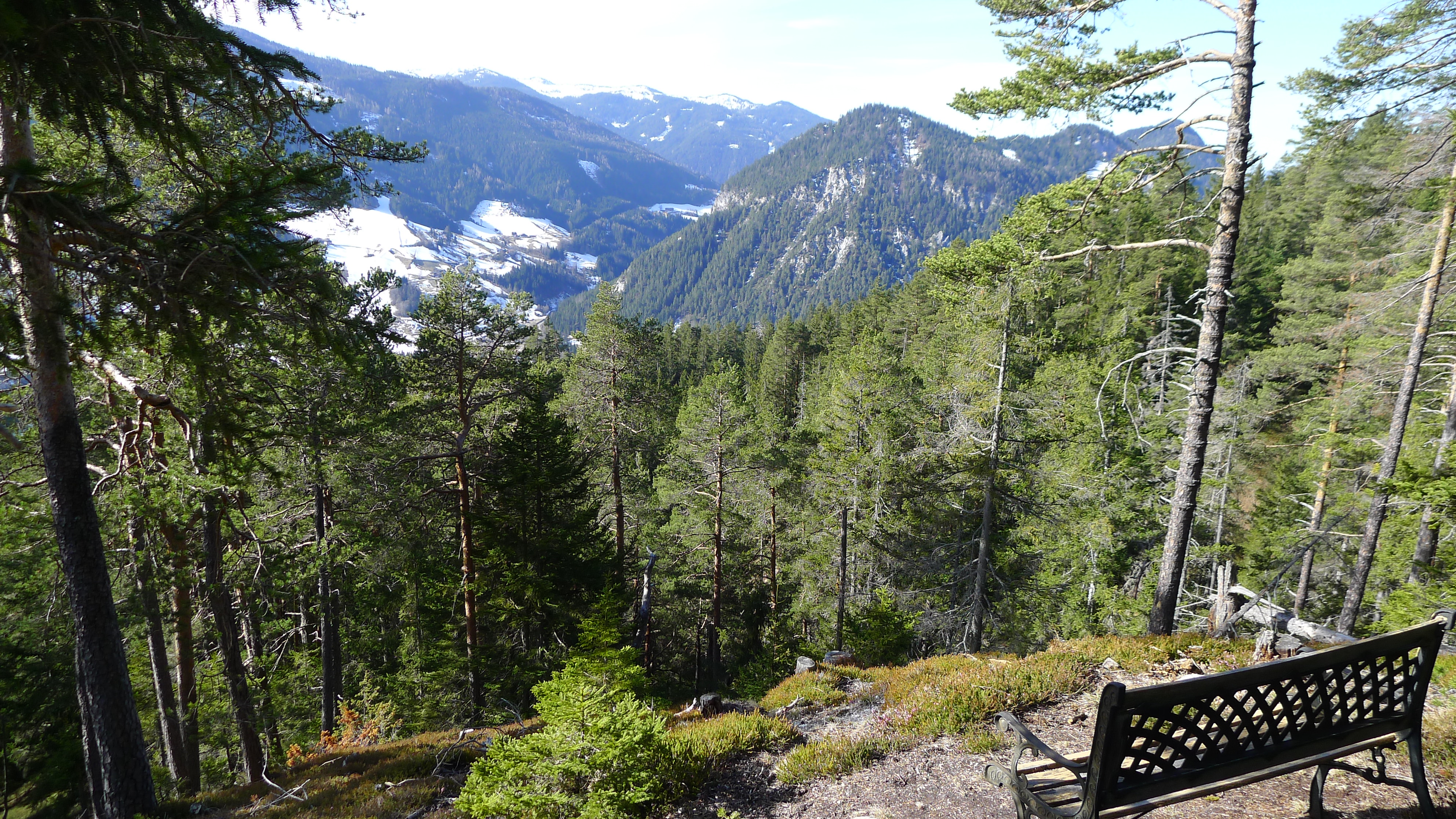 lavička na okružní cestě kolem Halserbergu
