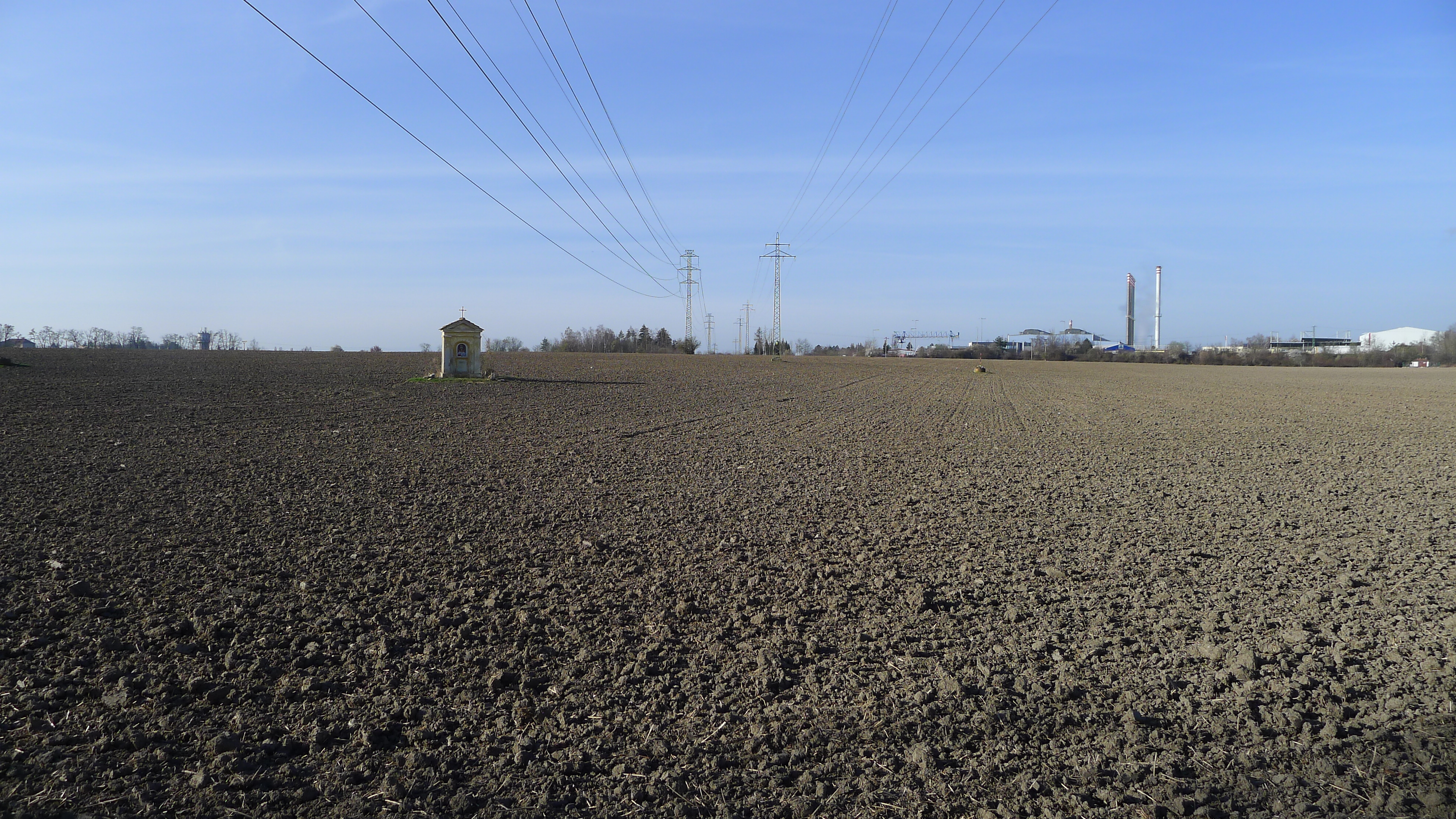 výklenková kaple Nejsvětější Trojice v poli za Buštěhradem