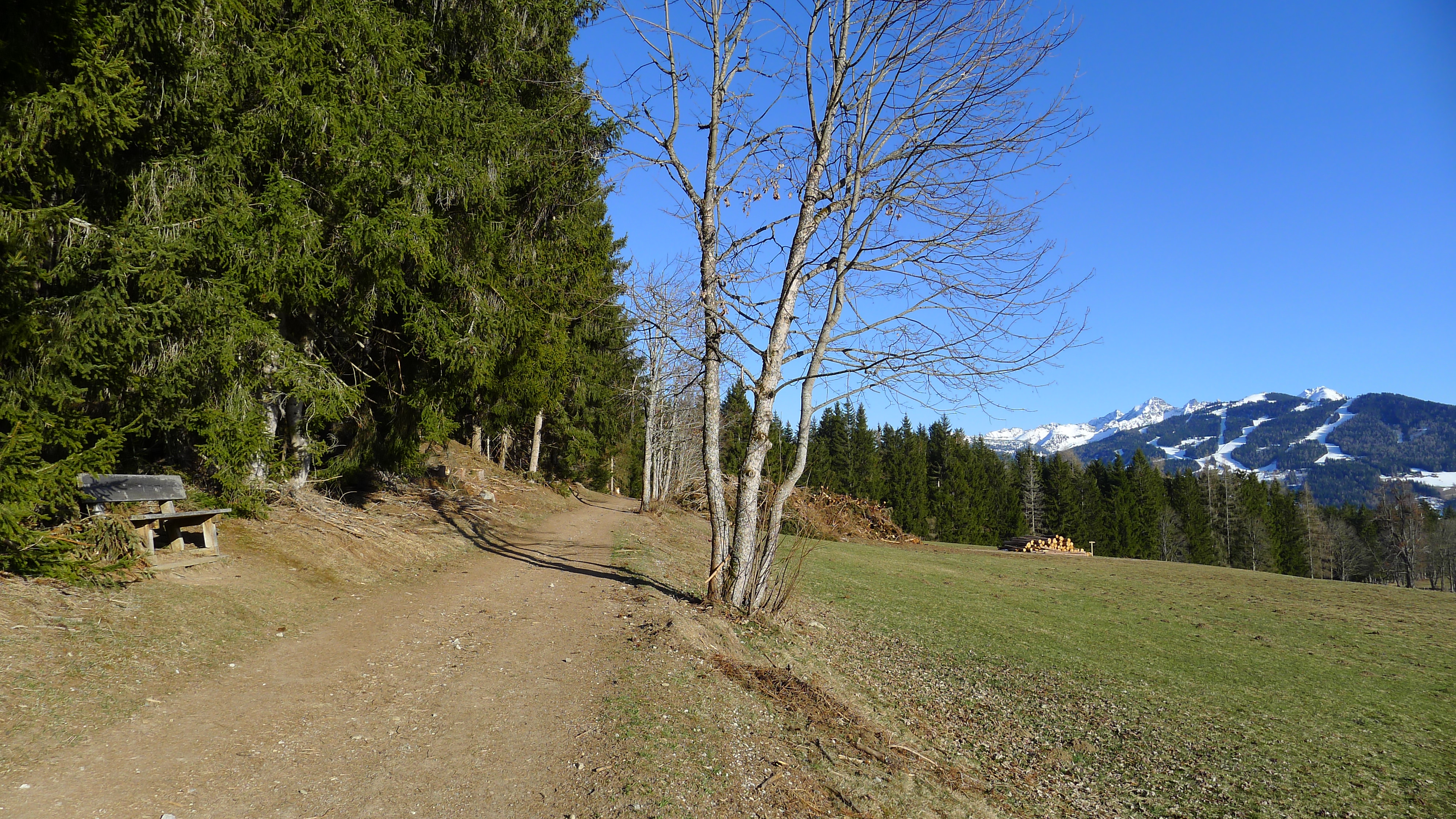 všude spousta laviček s krásnými výhledy