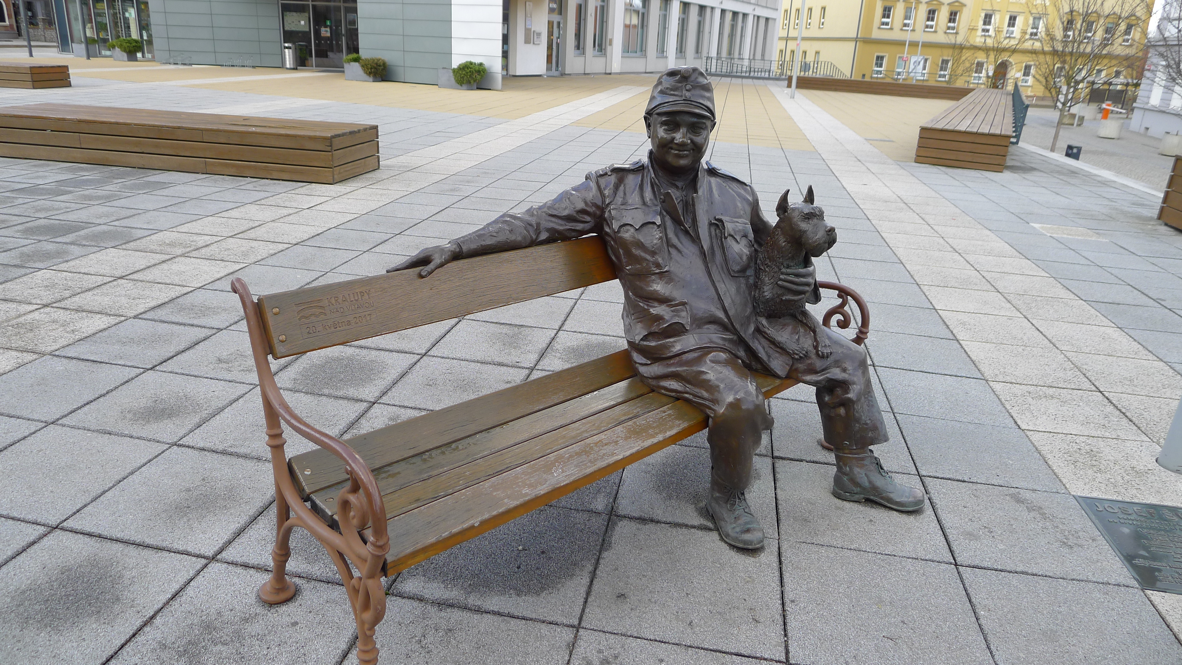 lavička se sochou Josefa Švejka v Kralupech nad Vltavou