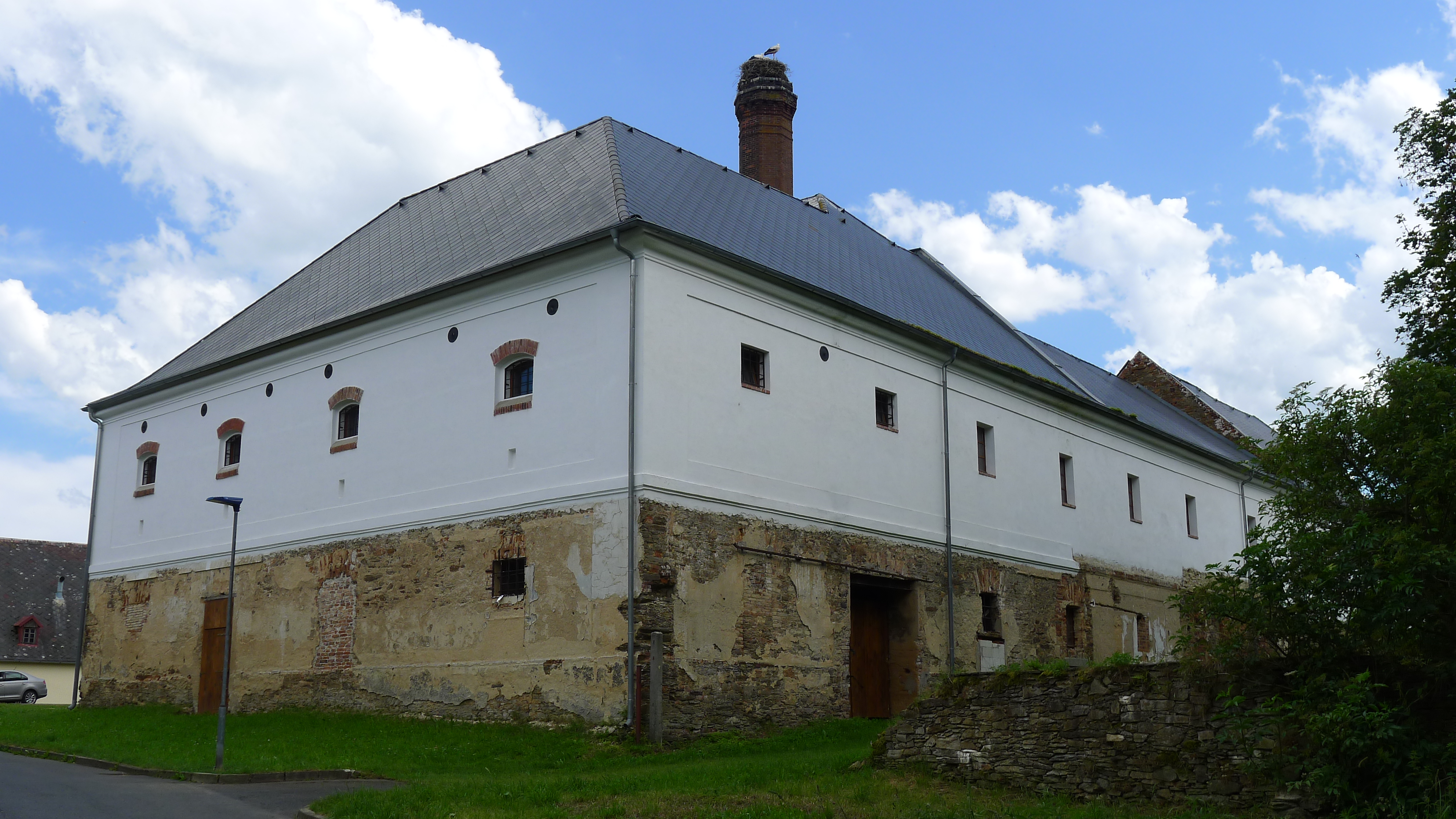 Toužim - bývalý zámecký pivovar, čápi na komíně