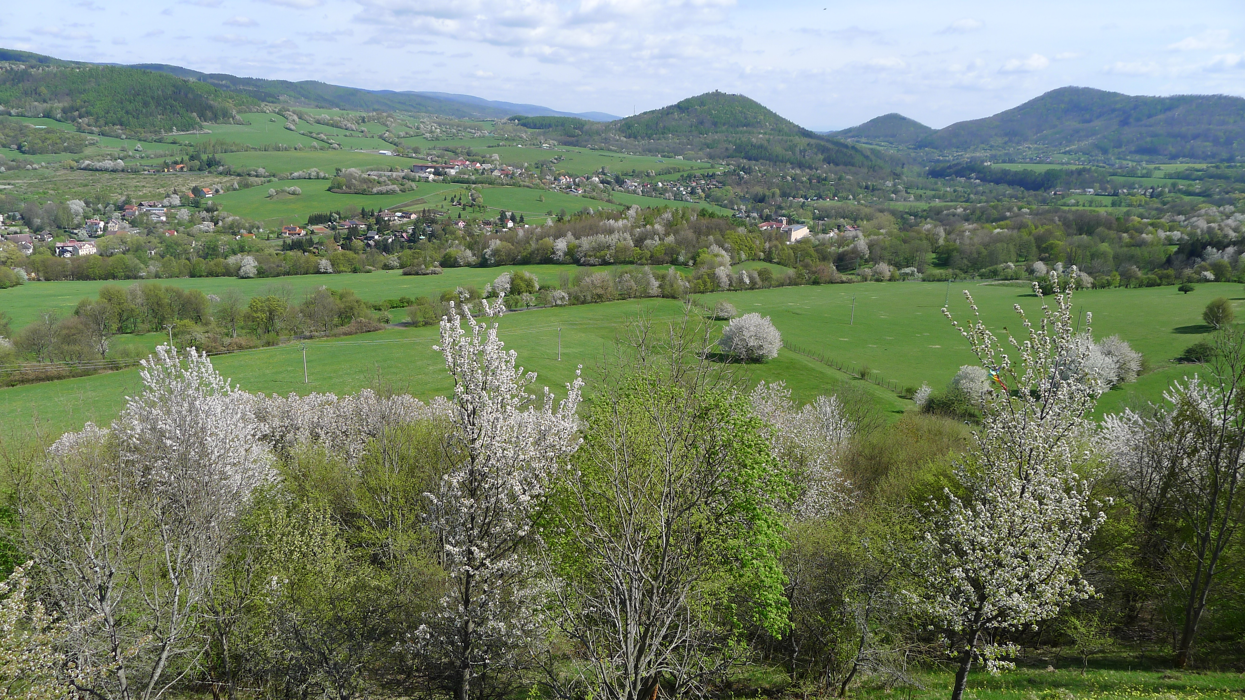 Pohled k Šumburku z rozhledny Pastviště