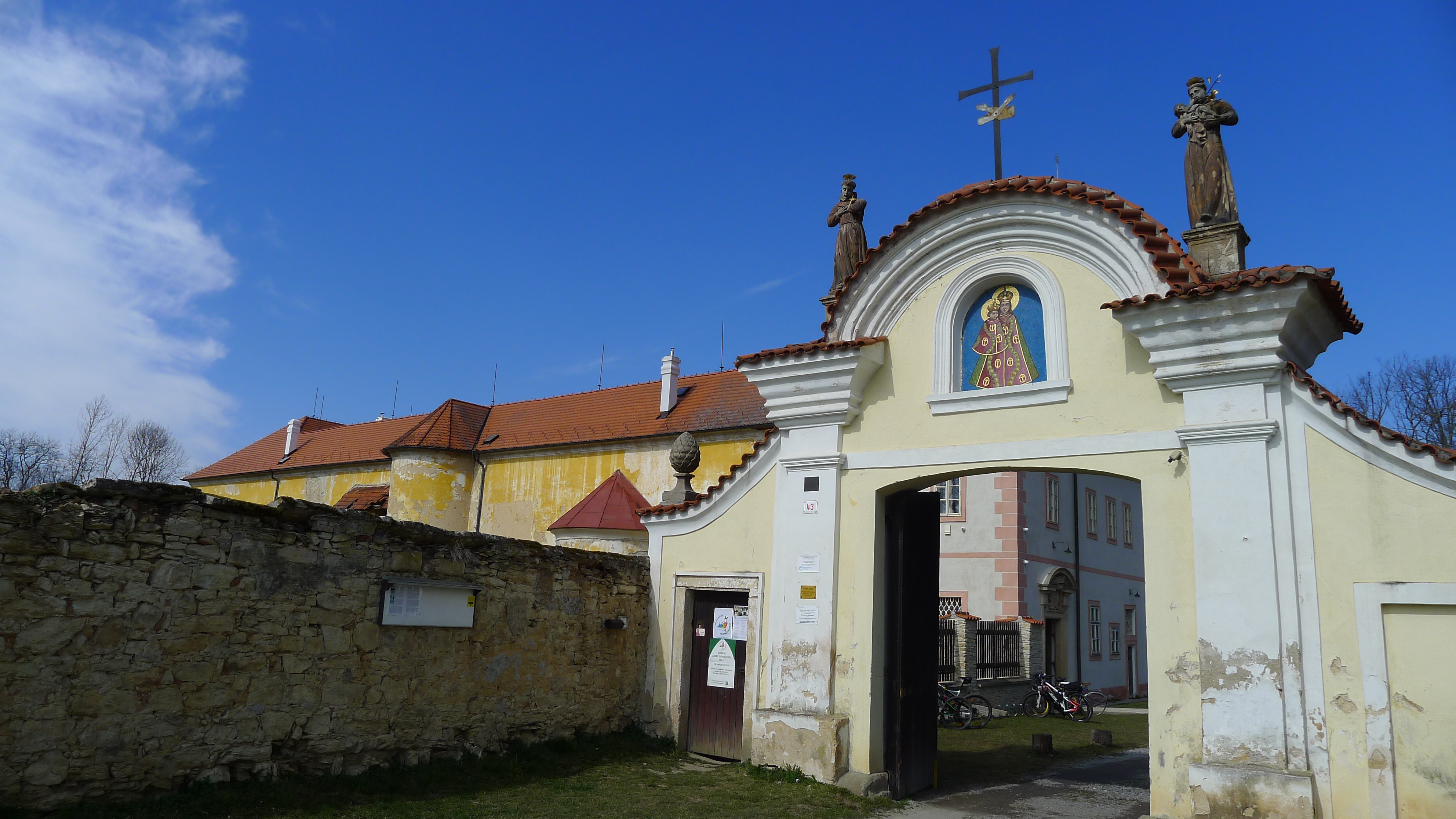 vstupní brána františkánského kláštera Hájek