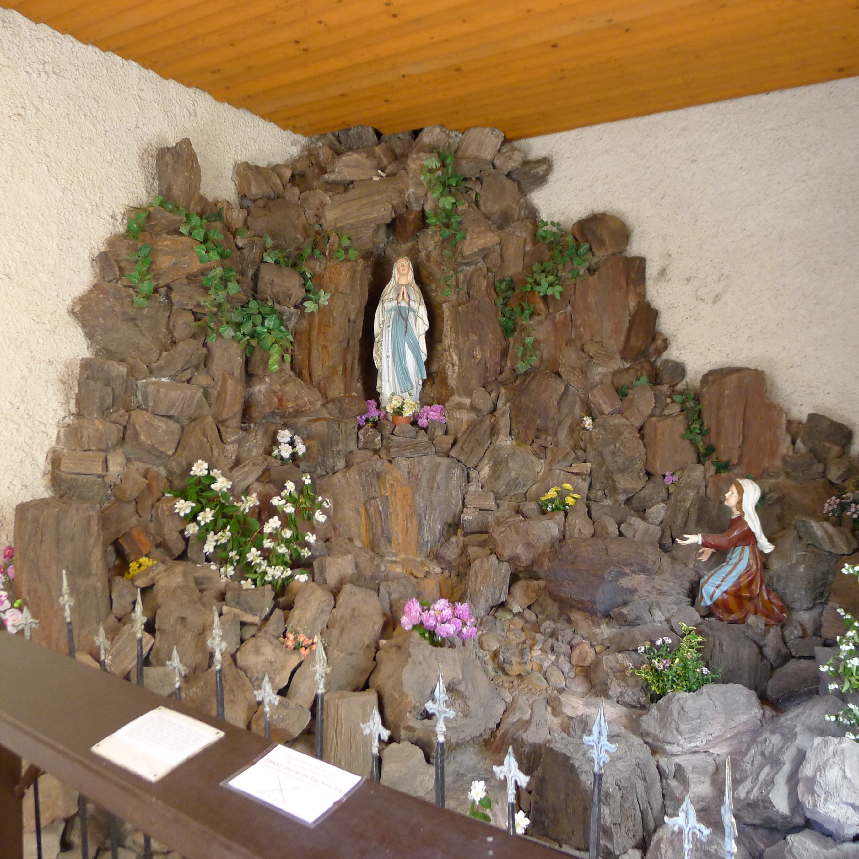 kaple Panny Marie Lurdské - araukaritová kaple