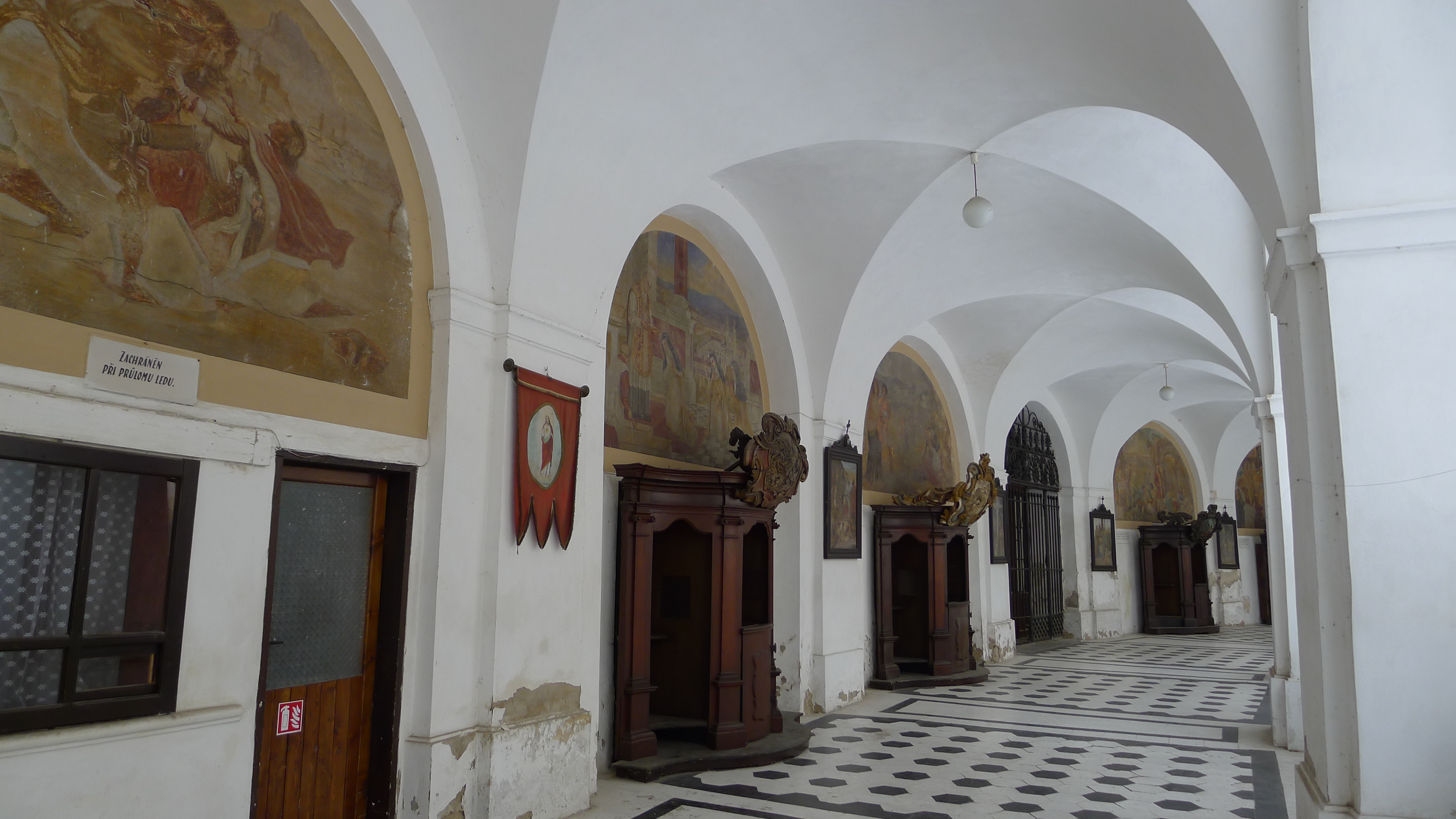 vnitřek ambitu se zpovědnicemi