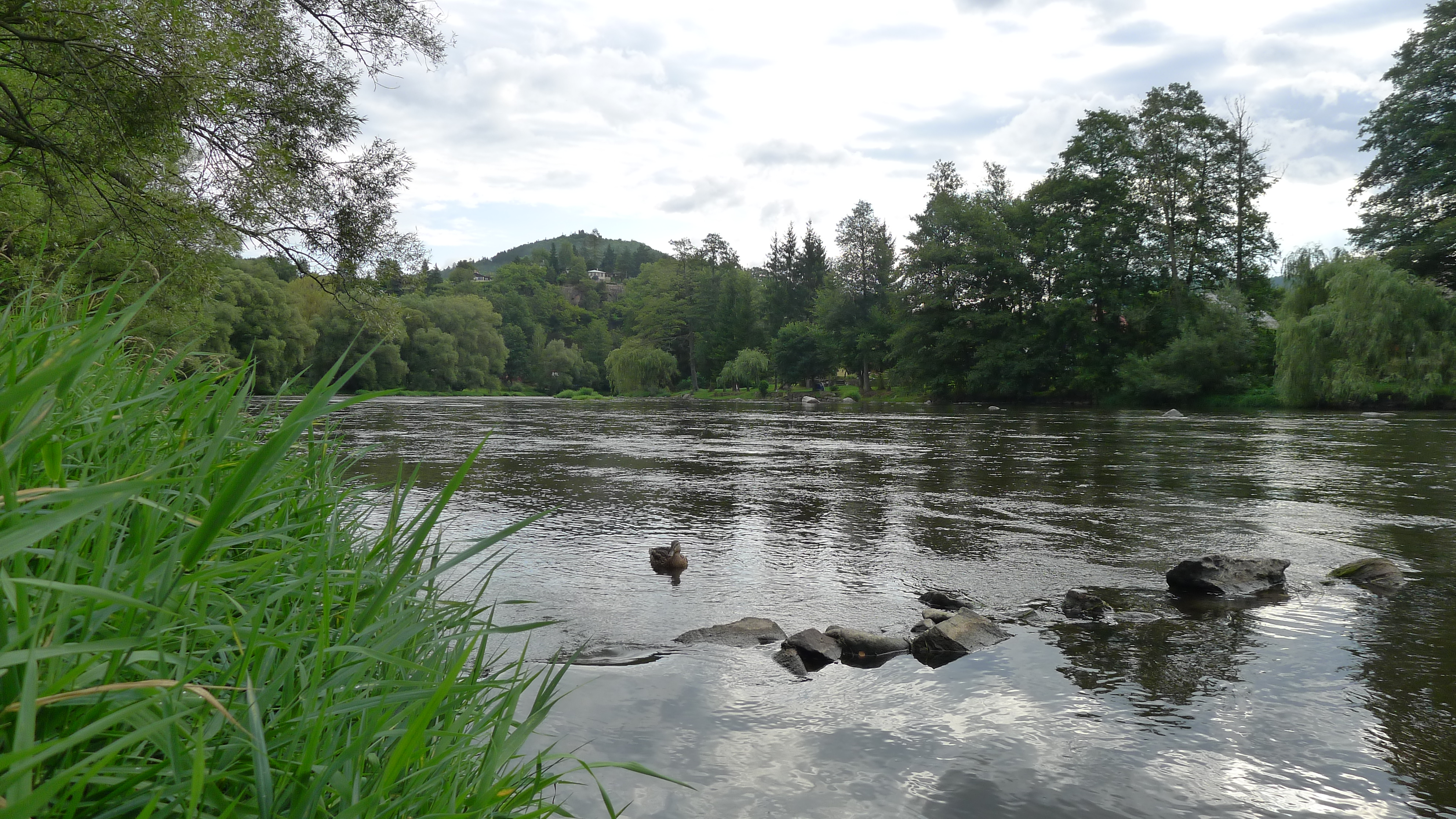 Ohře u Černýše, vzadu Šumburk