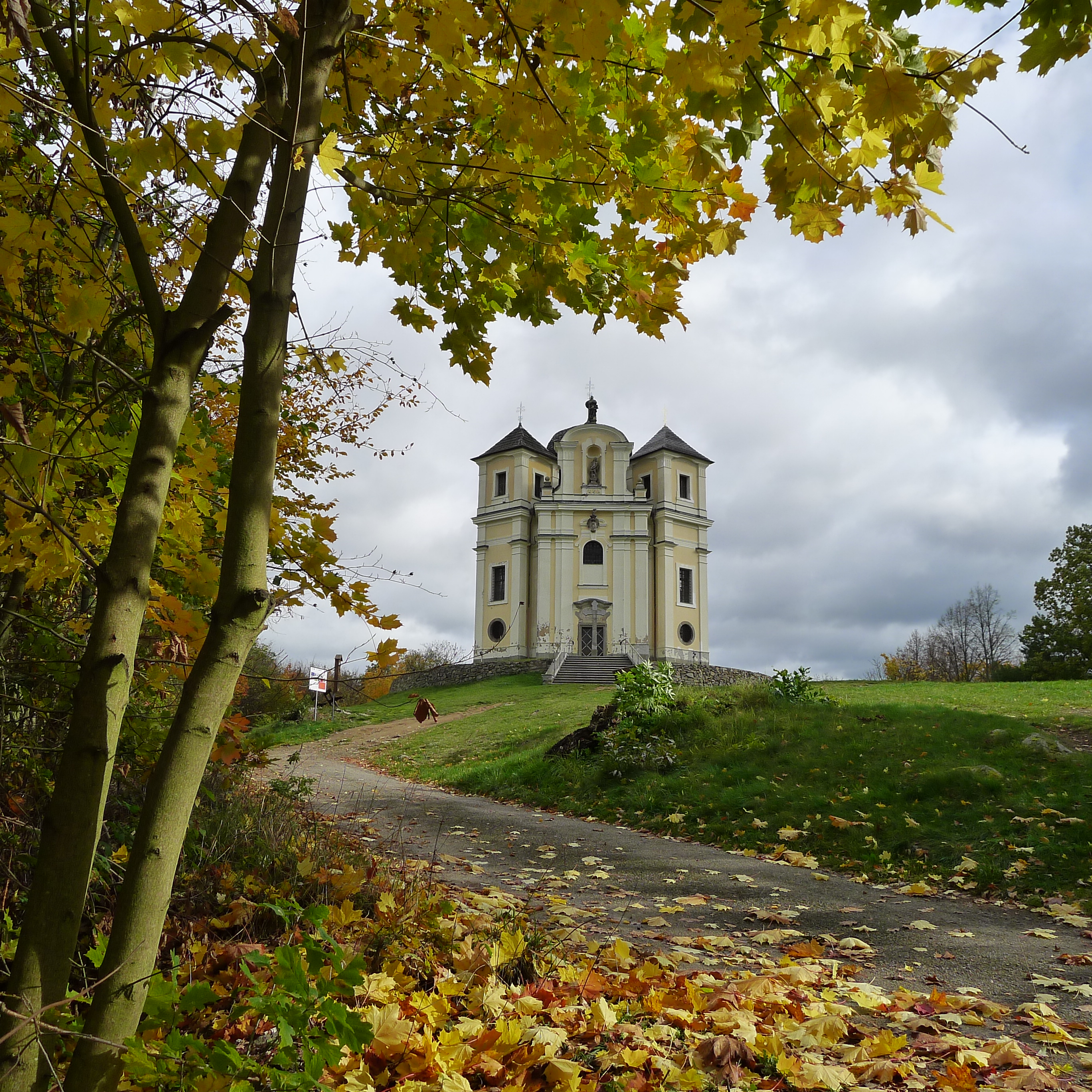 kostel sv. Jana Křtitele a Panny Marie Karmelské