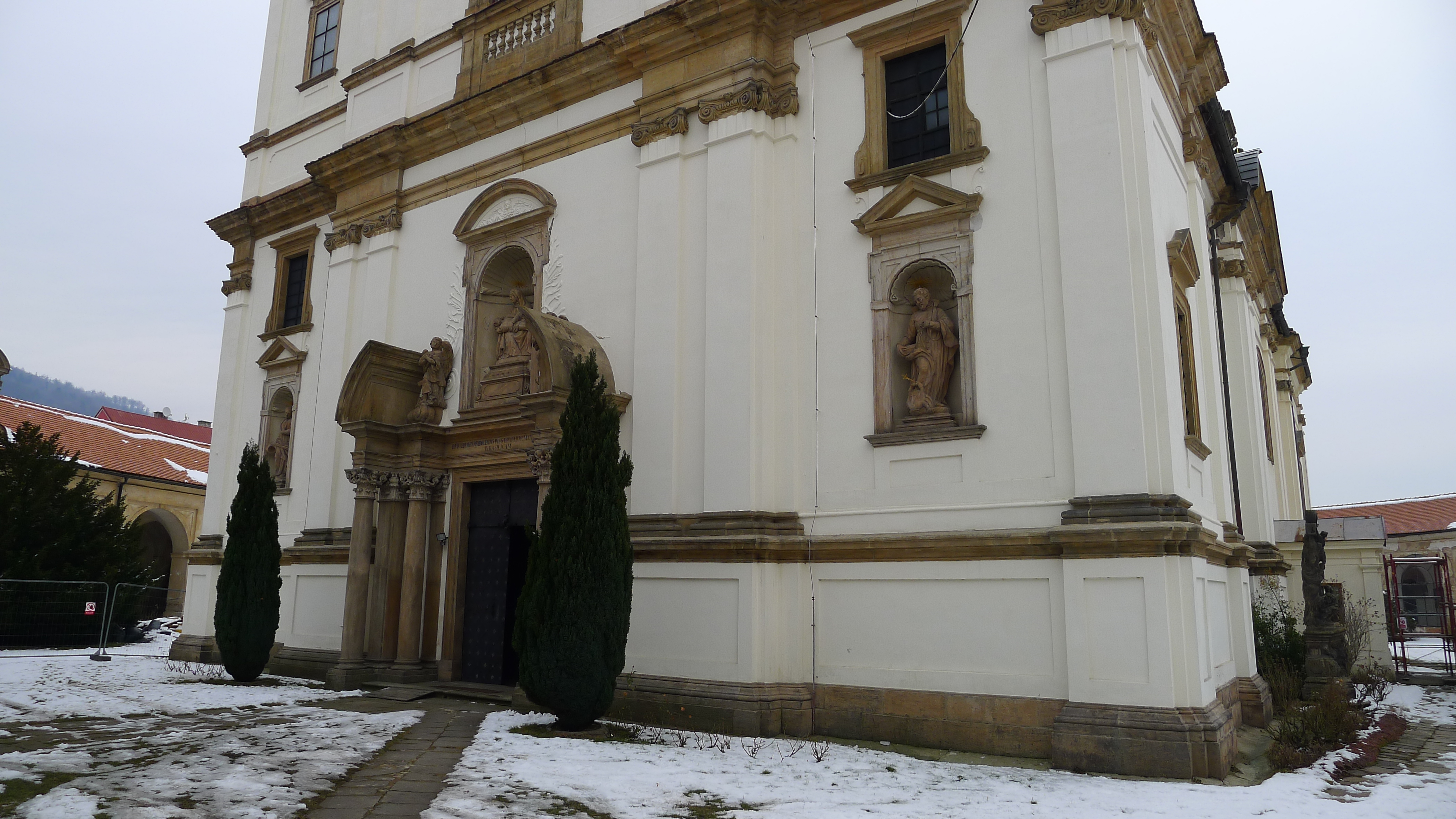 vstup do baziliky Panny Marie Bolestné