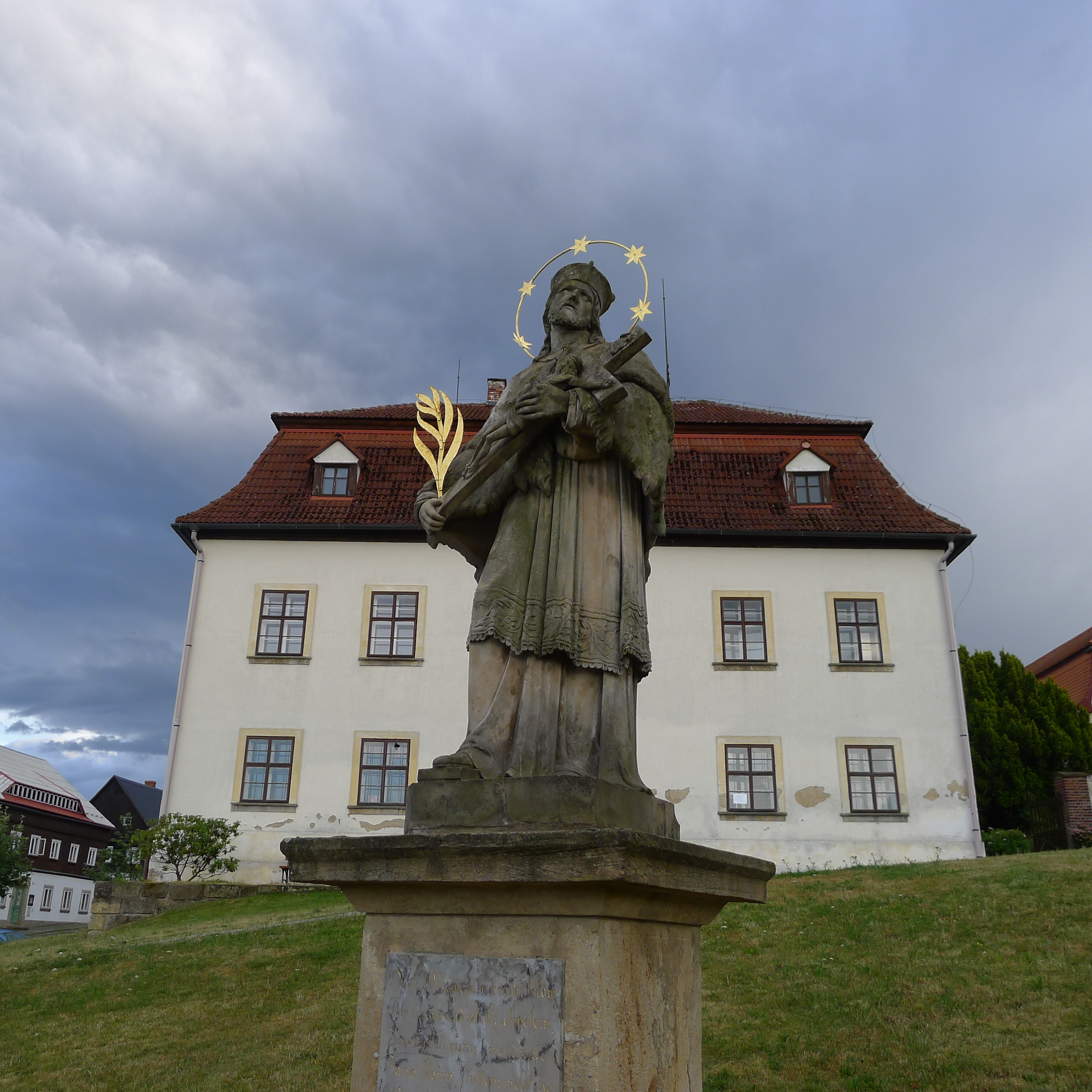 sv. Jan Nepomucký před farou v Jiřetíně p.J.