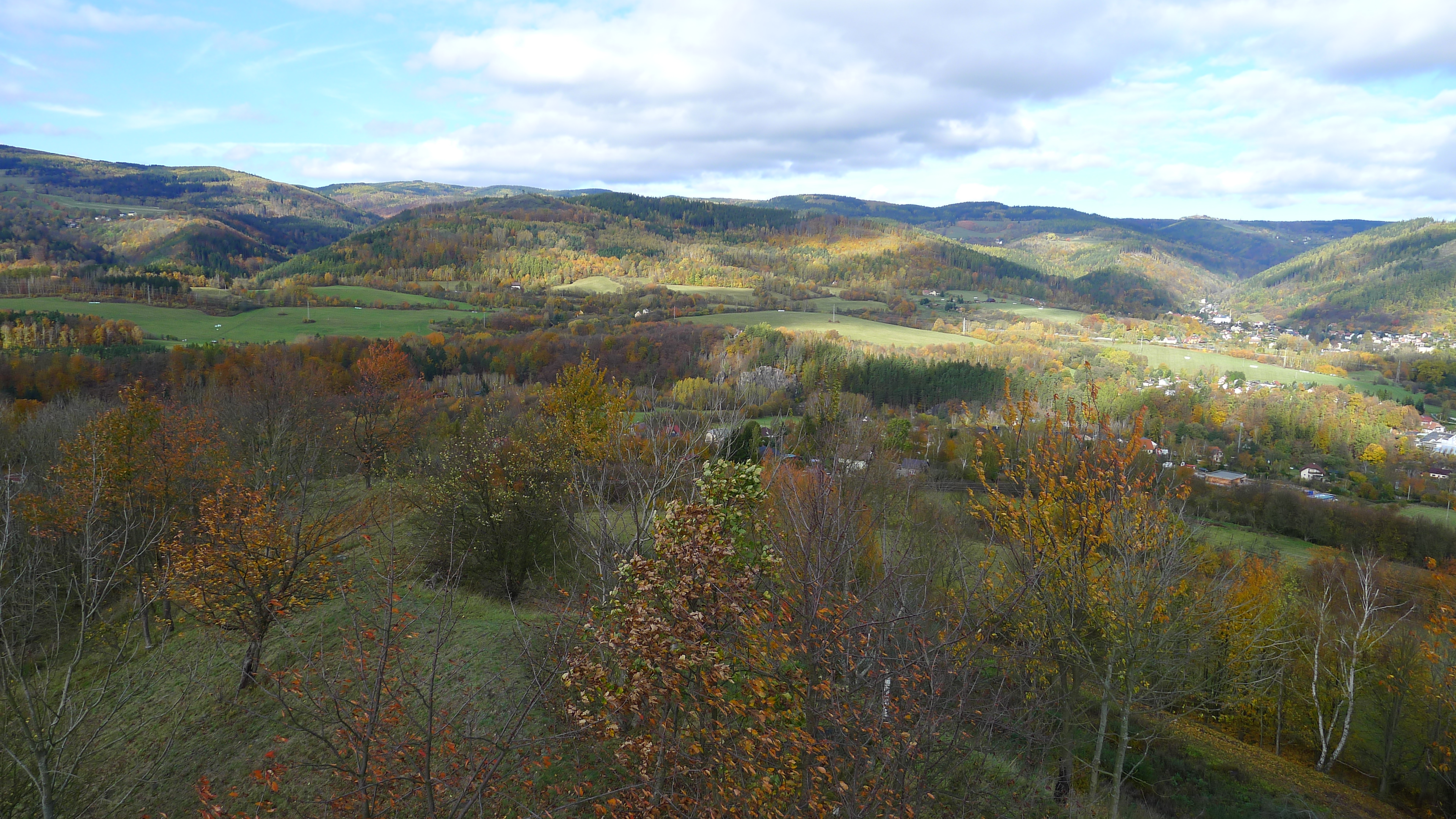 Krušné hory z rozhledny Pastviště na Holém kopci u Okounova