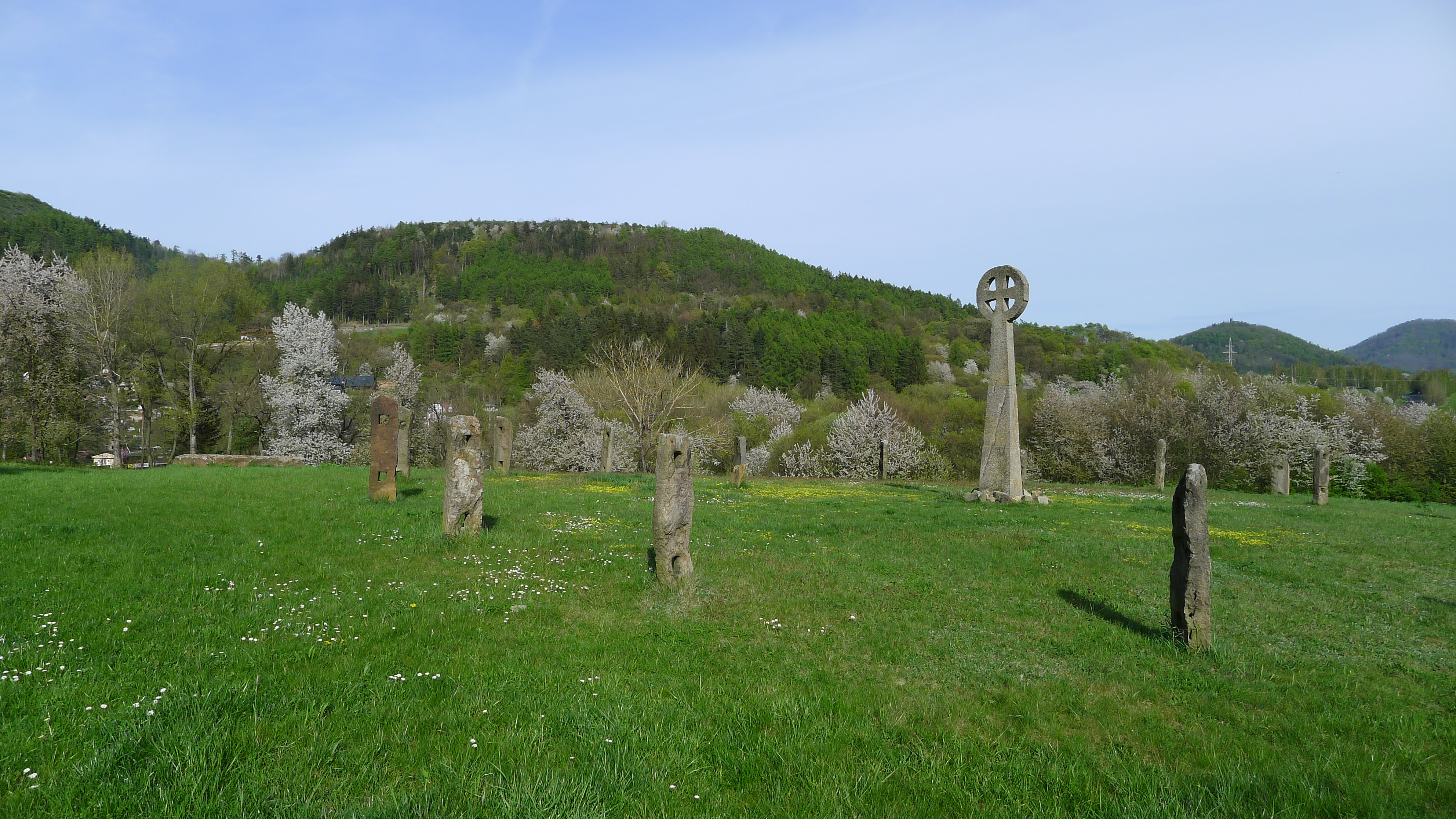 Pomník zaniklých obcí v Perštejně