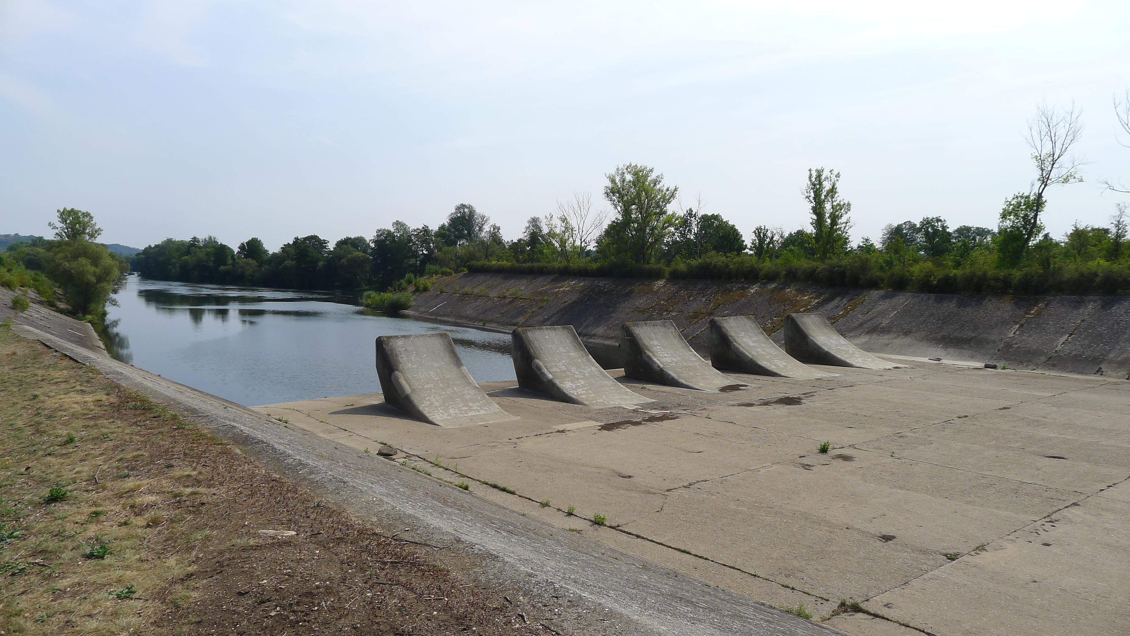 pod hrází Nechranické přehrady