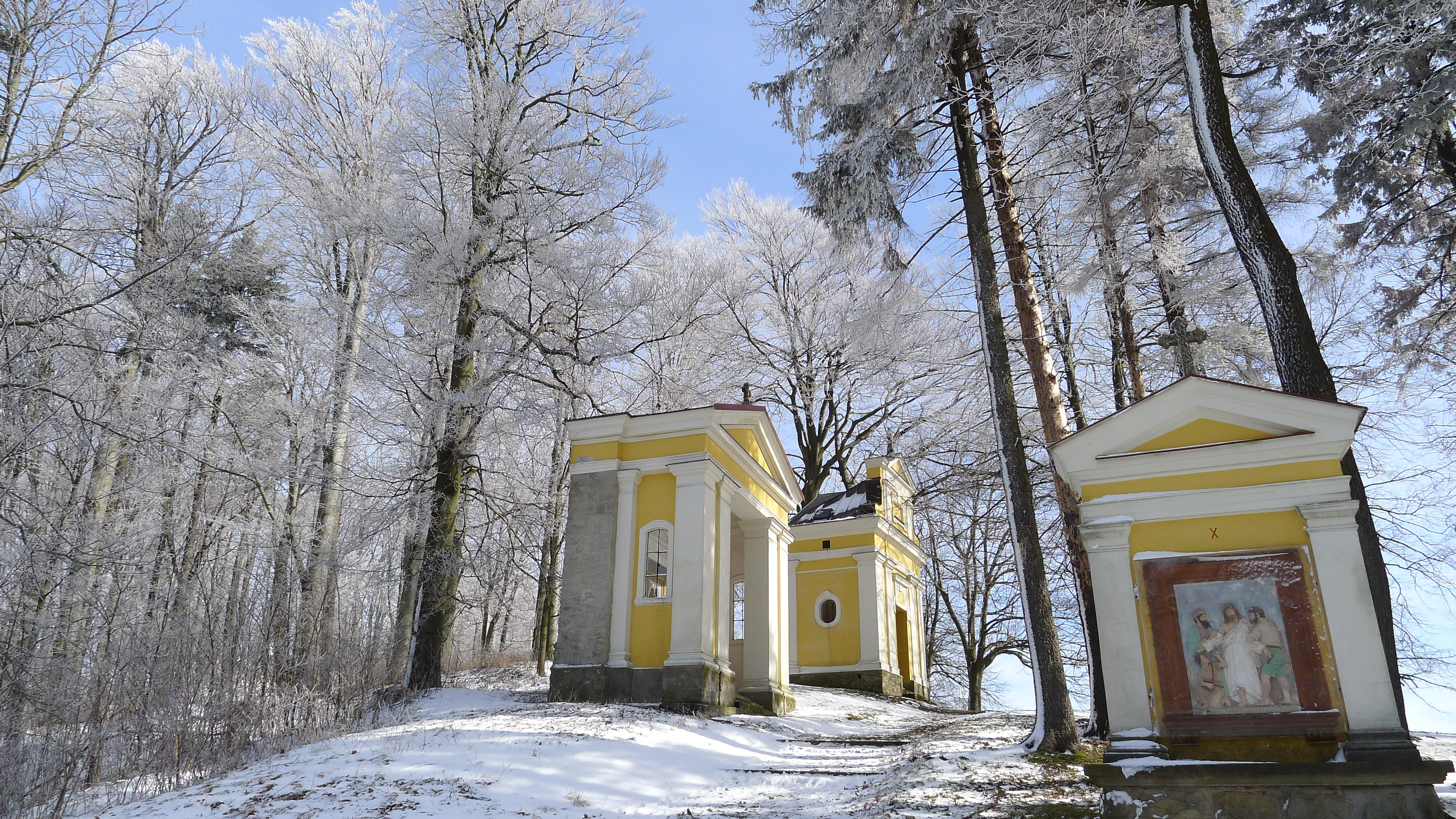 výklenkové kaple staré křížové cesty