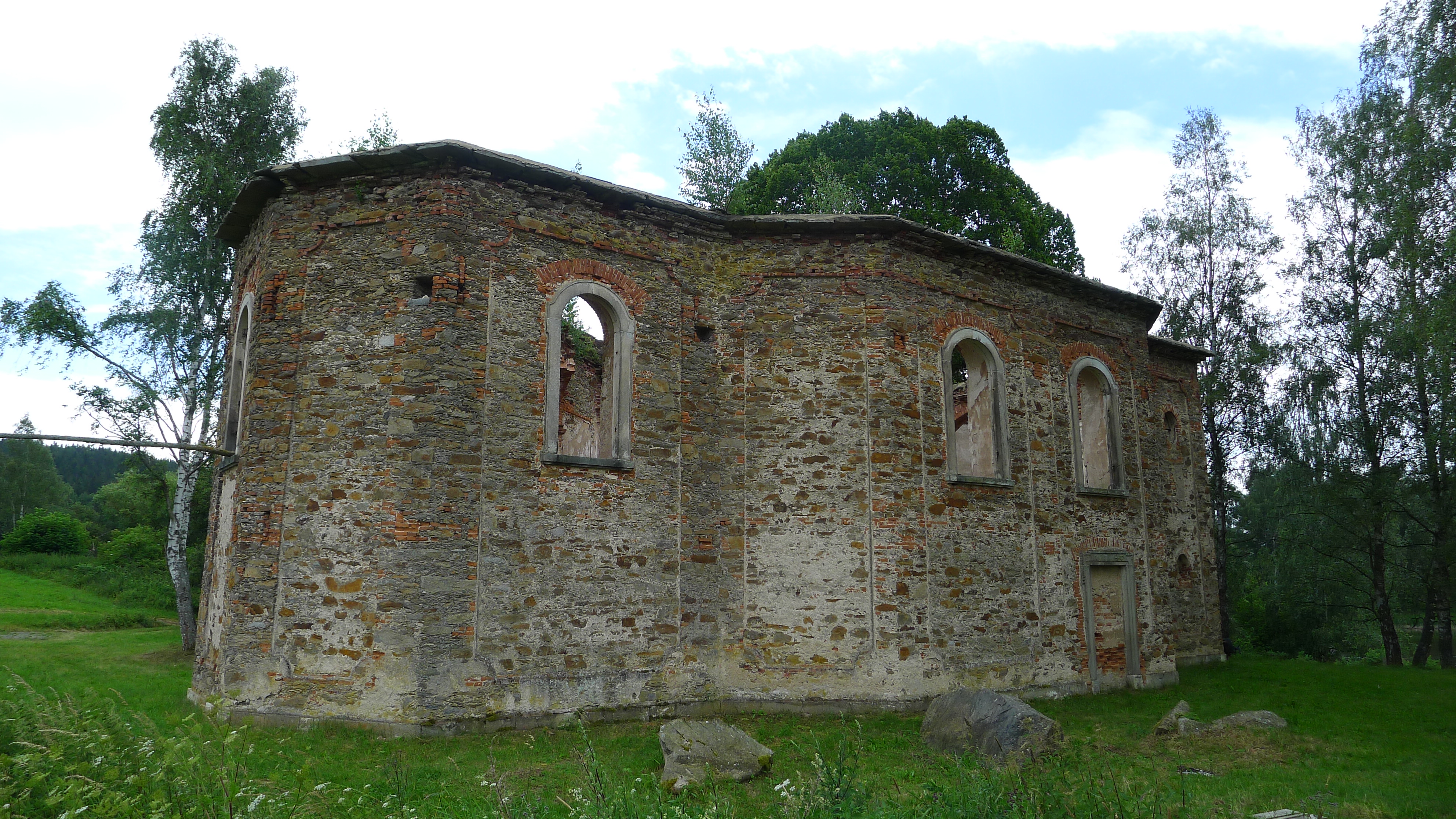 zřícenina poutního kostela sv. Blažeje