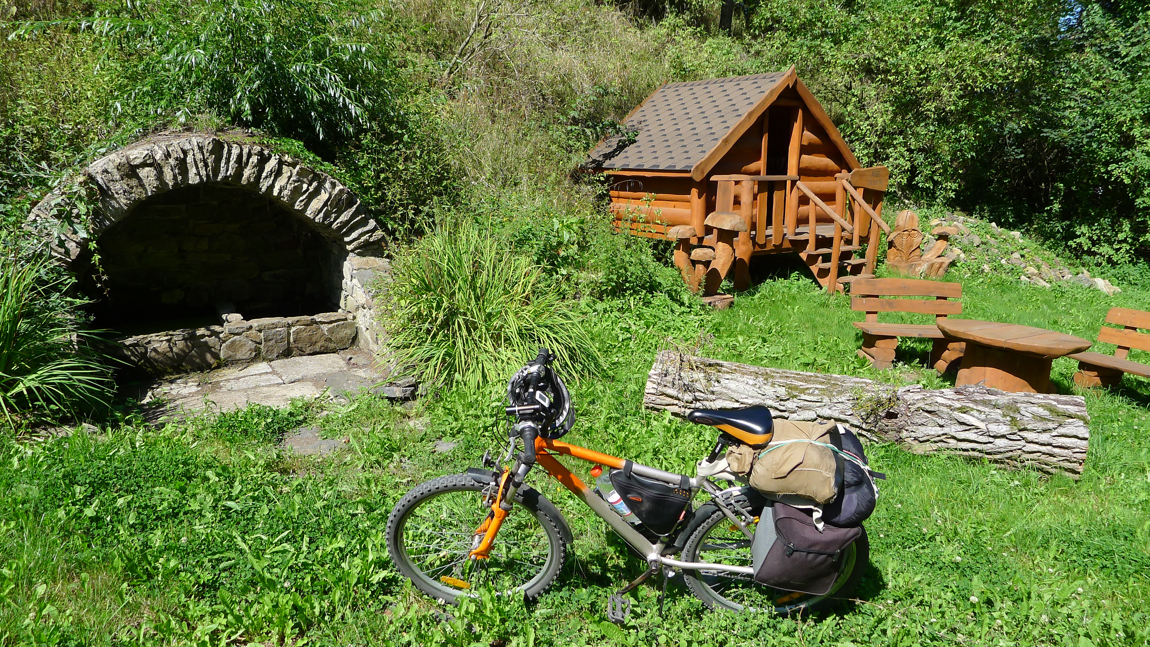 studánka, knihovna a posezení v Lučinách