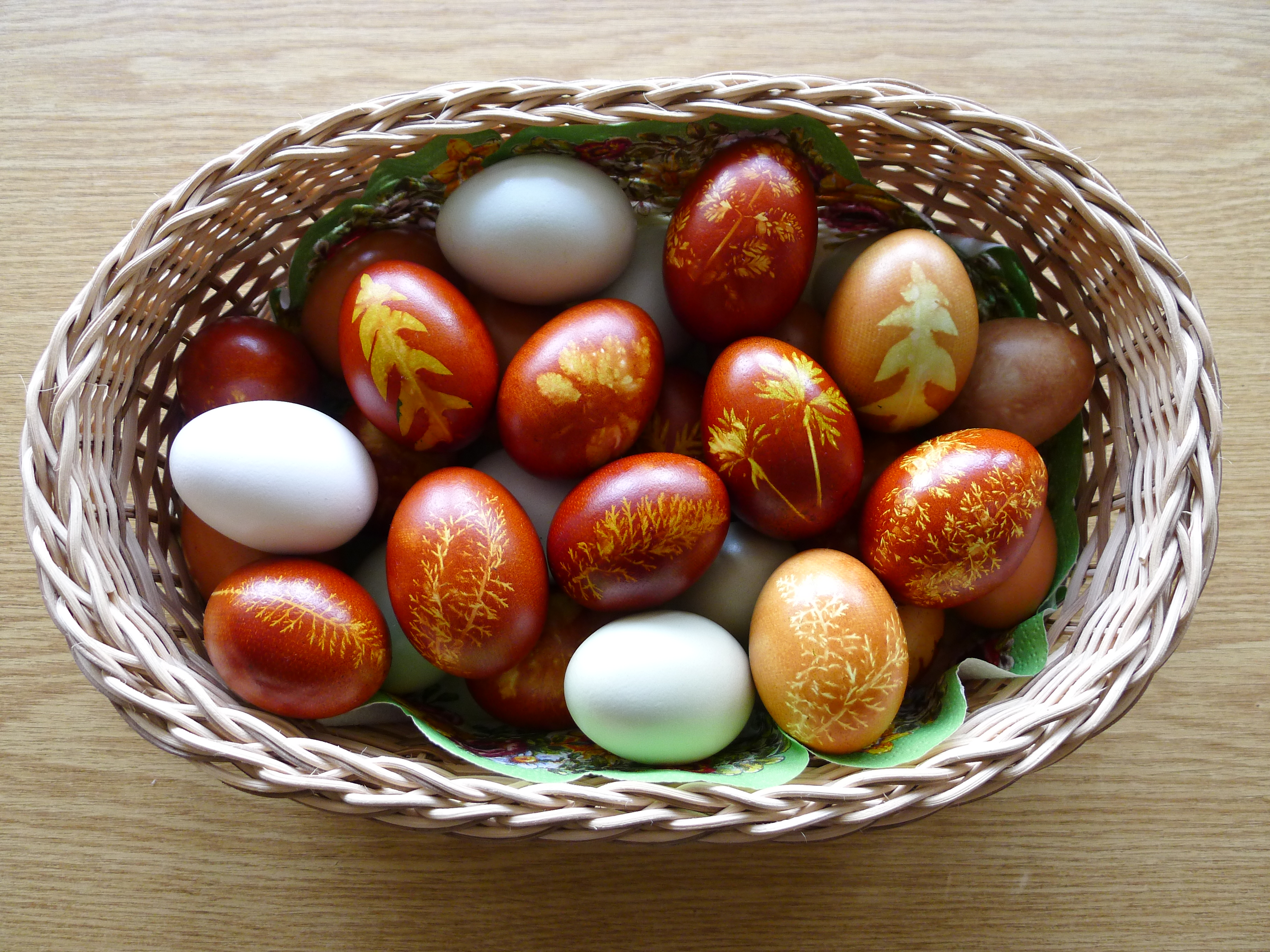 vajíčka barvená ve vývaru z cibulových slupek