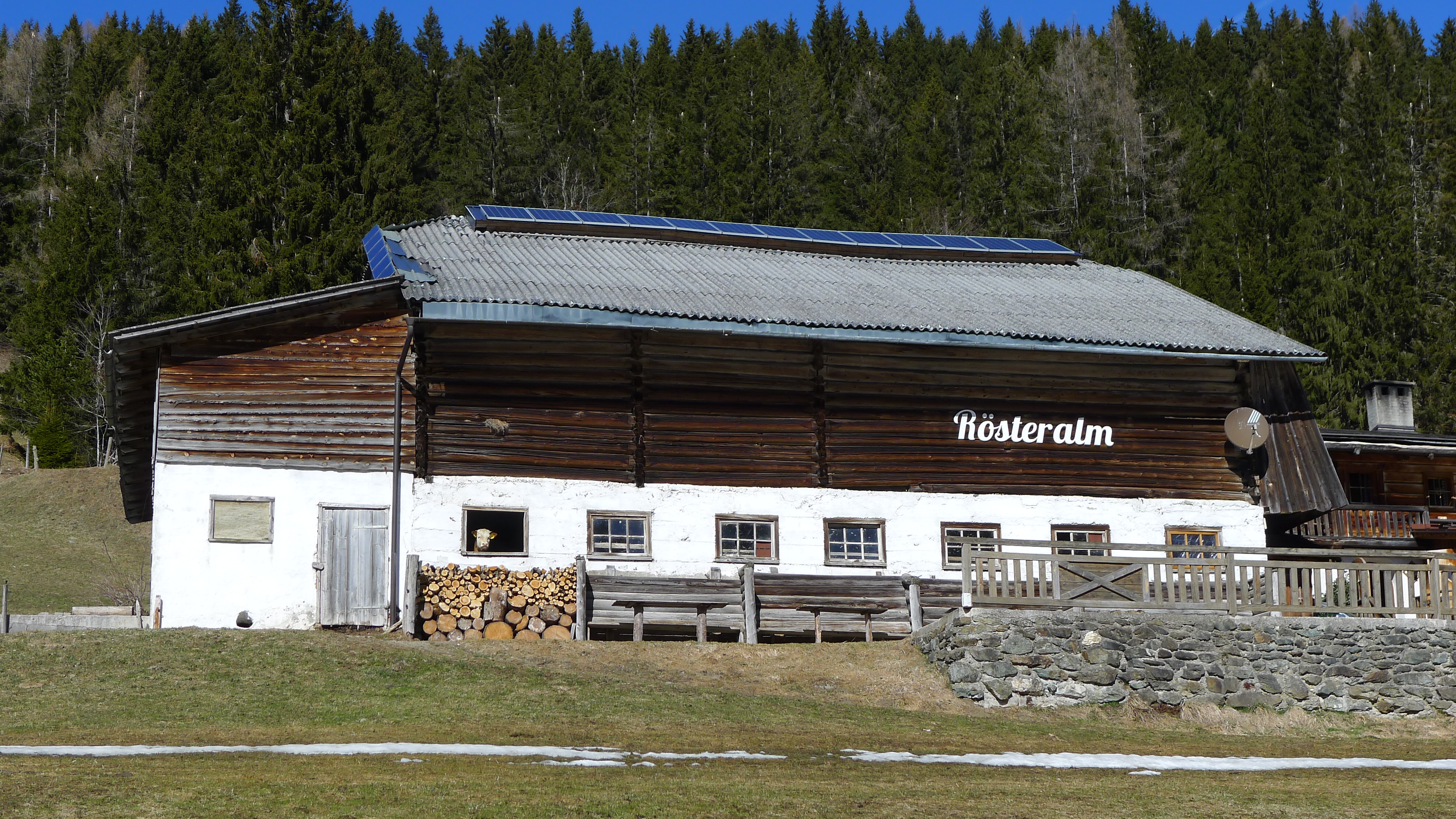 hospůdka v lese u lyžařské stopy