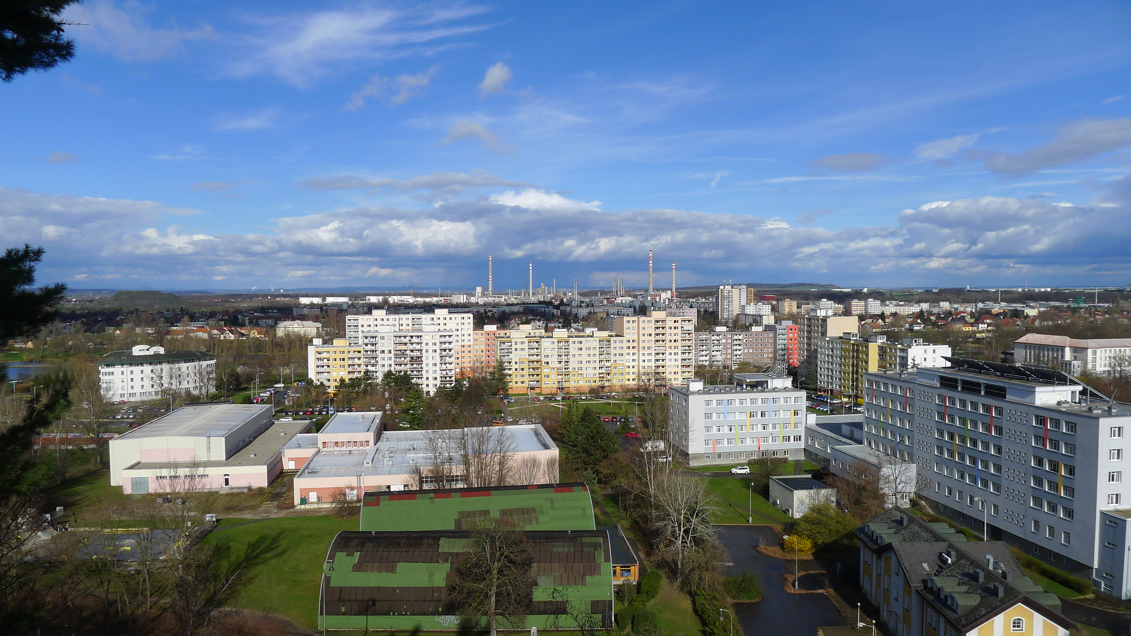 Kralupy nad Vltavou z vyhlídkového altánu na Hostibejku