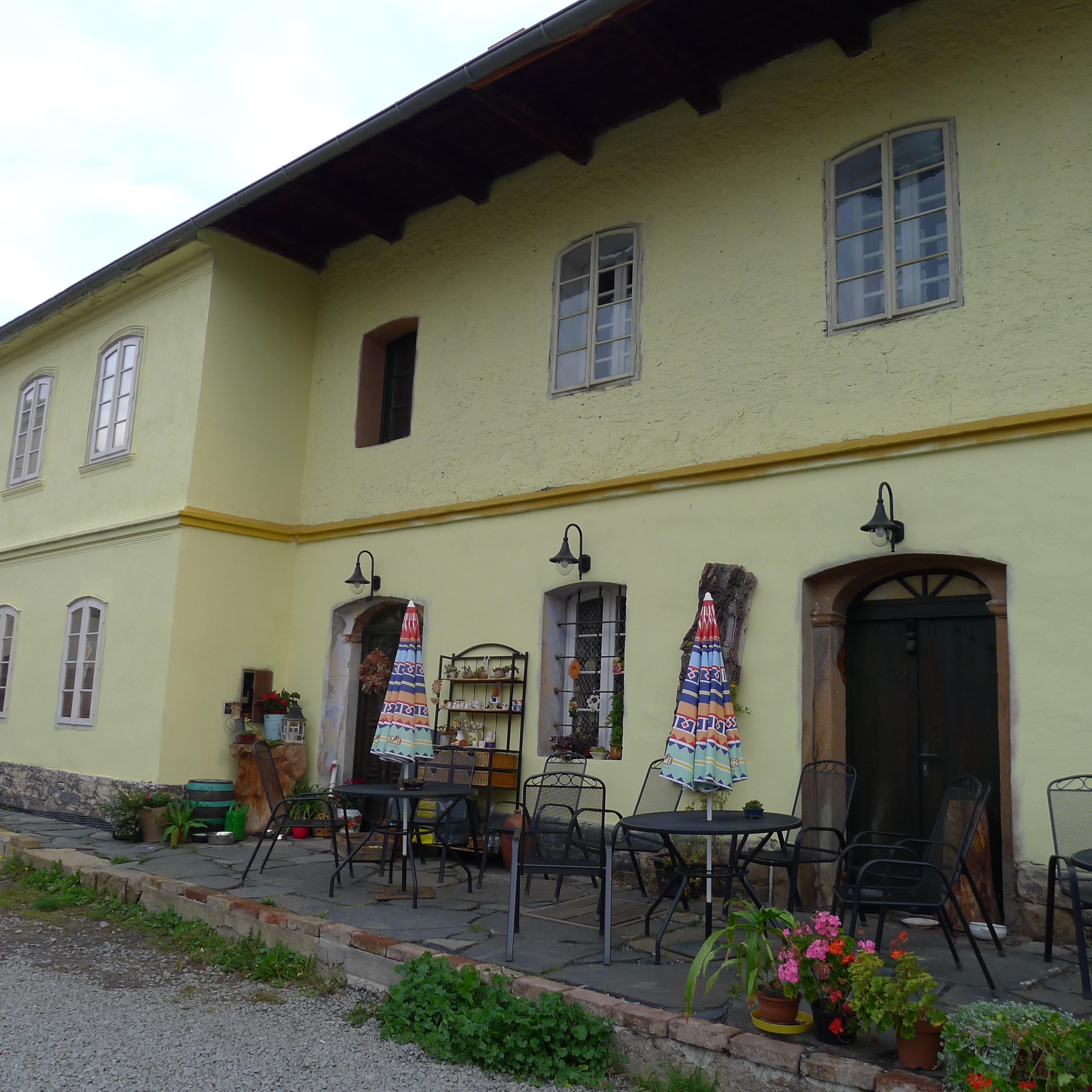 vchod do kavárny a penzionu