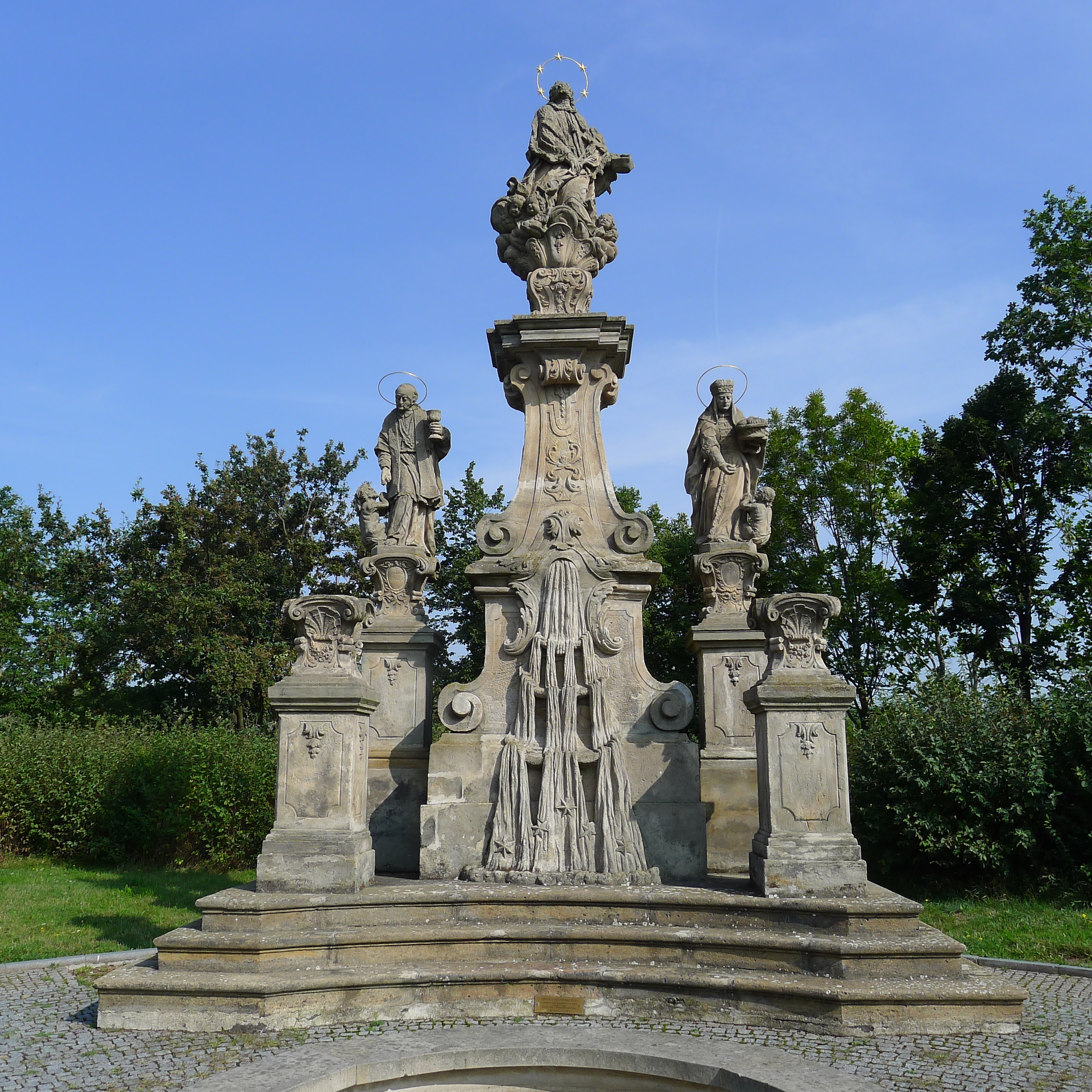 sousoší sv. Jana Nepomuckého u přesunutého mosteckého kostela