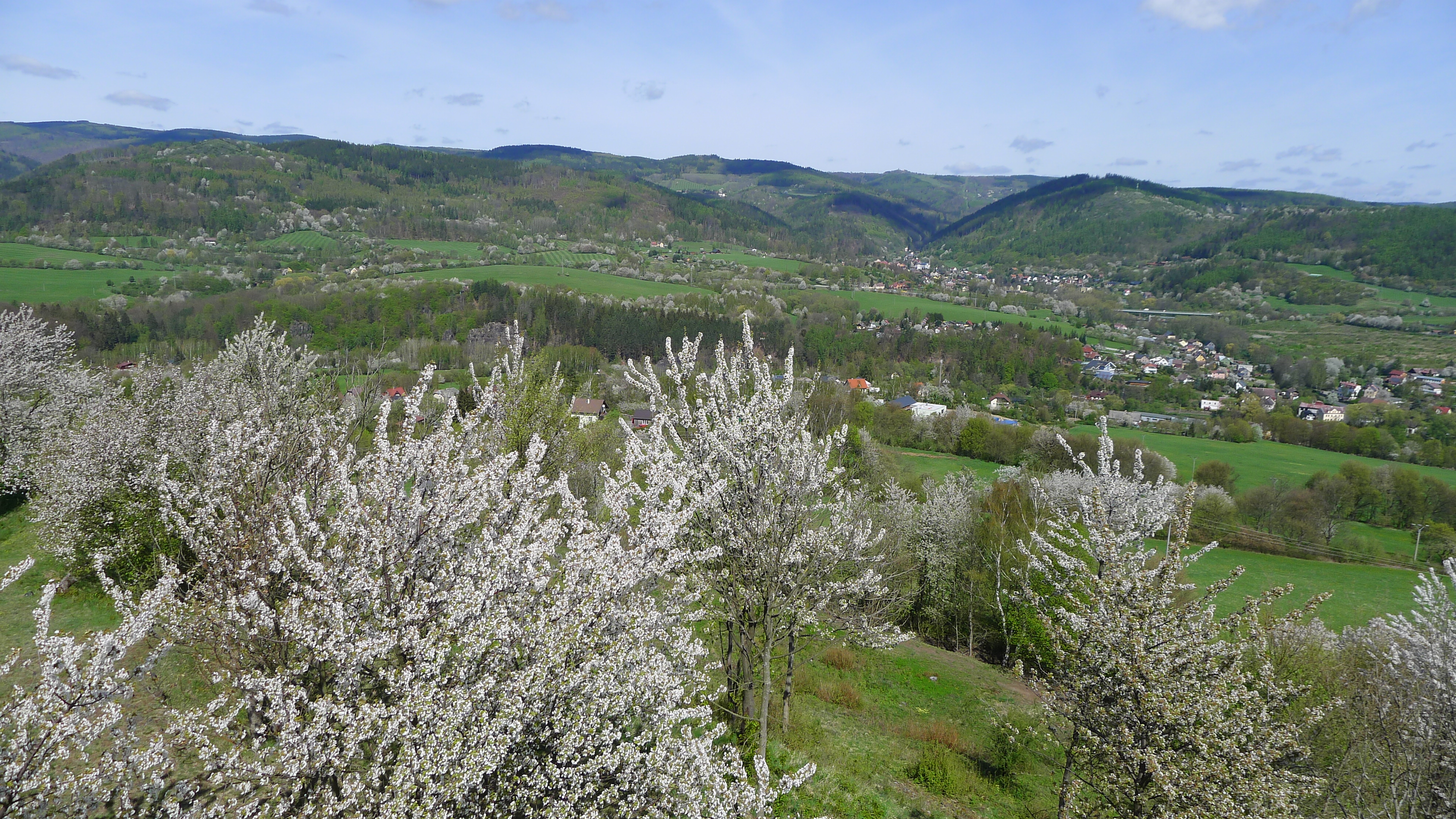 Lužný, Perštejn a Krušné hory z rozhledny Pastviště